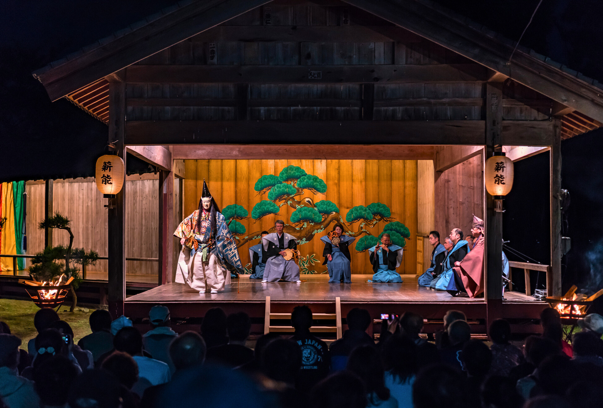 Una representación de teatro Noh al aire libre