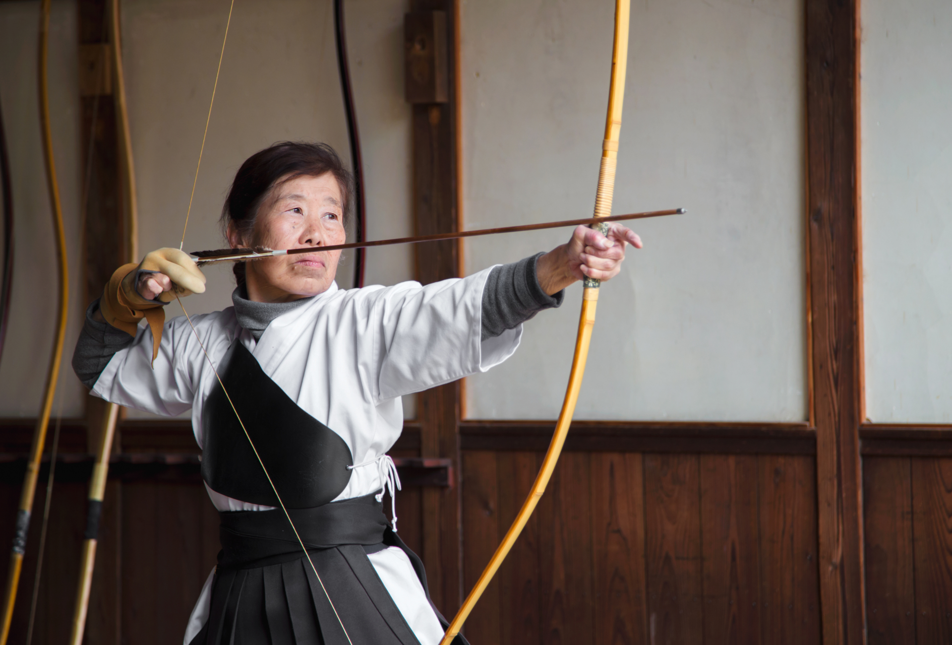 Una maestra práctica Kyudo, el tiro con arco japonés