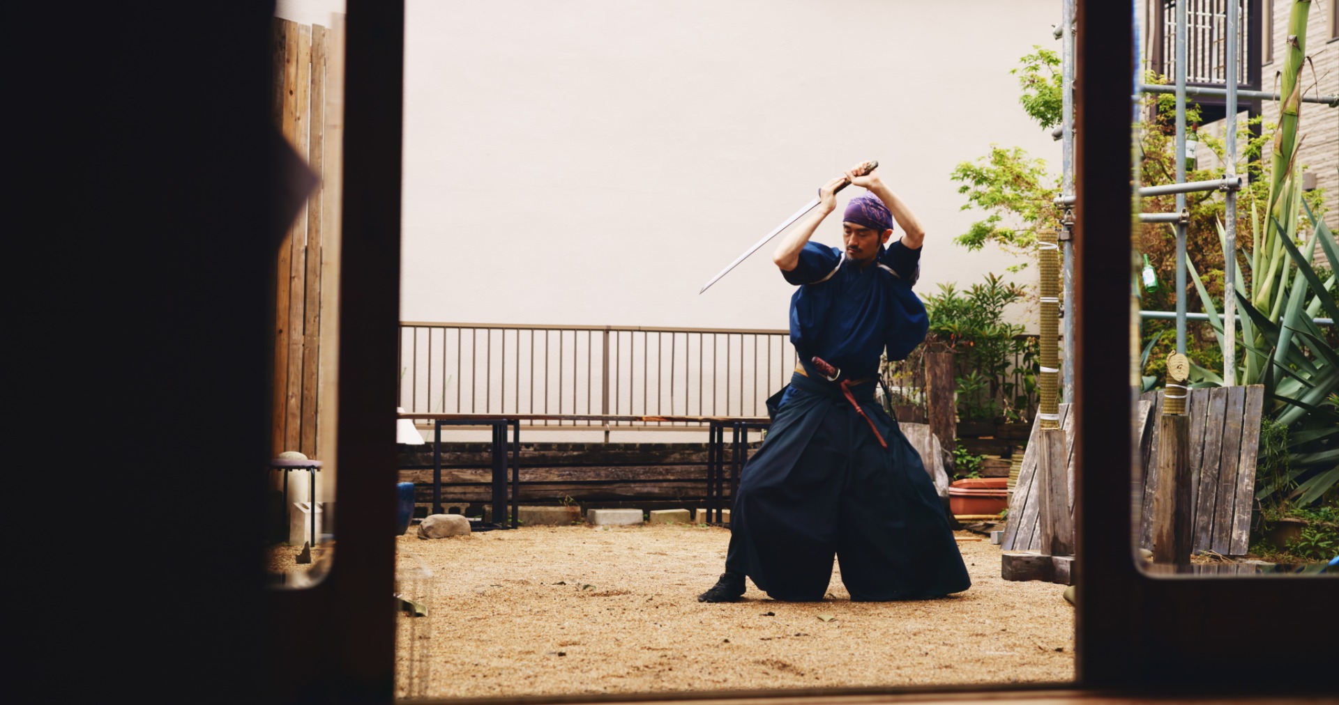 Una persona practica con una espada japonesa
