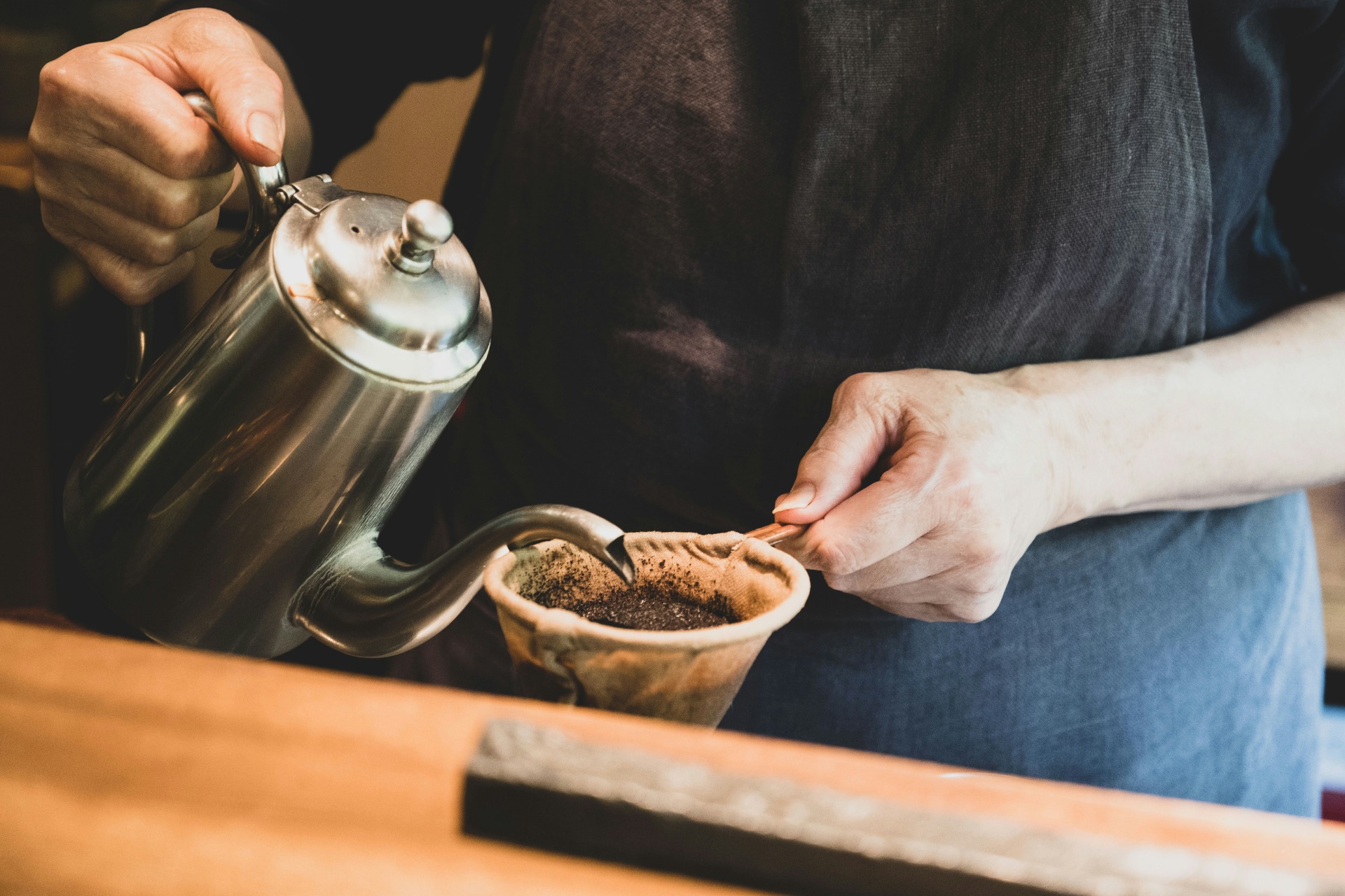 Detalle de un barista preparando un café