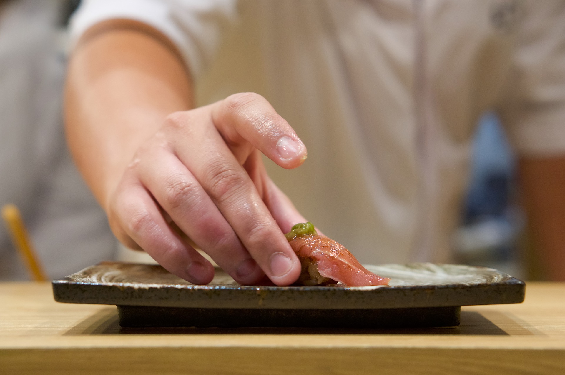 Un chef coloca un nigiri con precisión