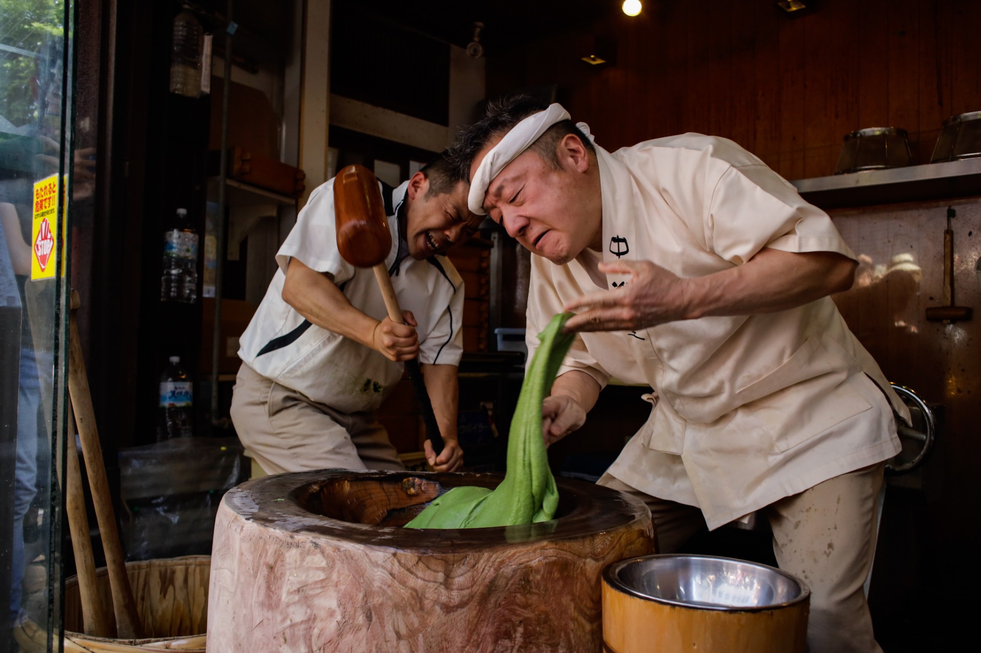 Maestros japoneses realizando el mochitsuki