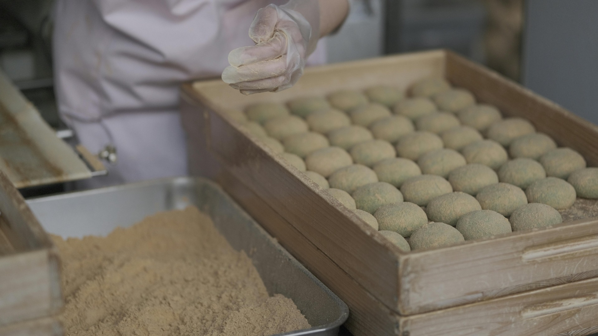 Preparación artesanal de mochi japonés con harina mochigome