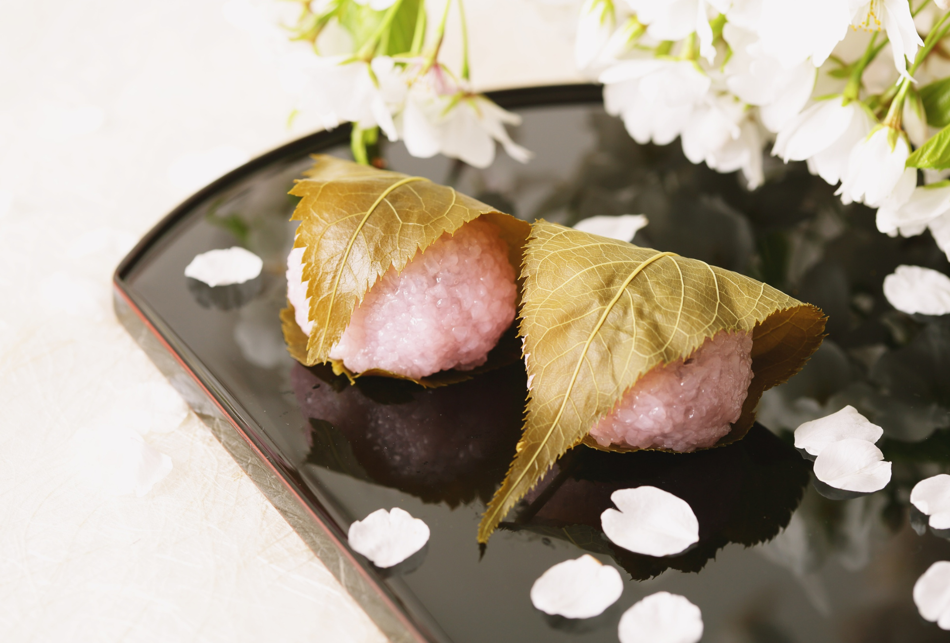 Sakura mochi japonés envuelto en hoja de cerezo en salmuera
