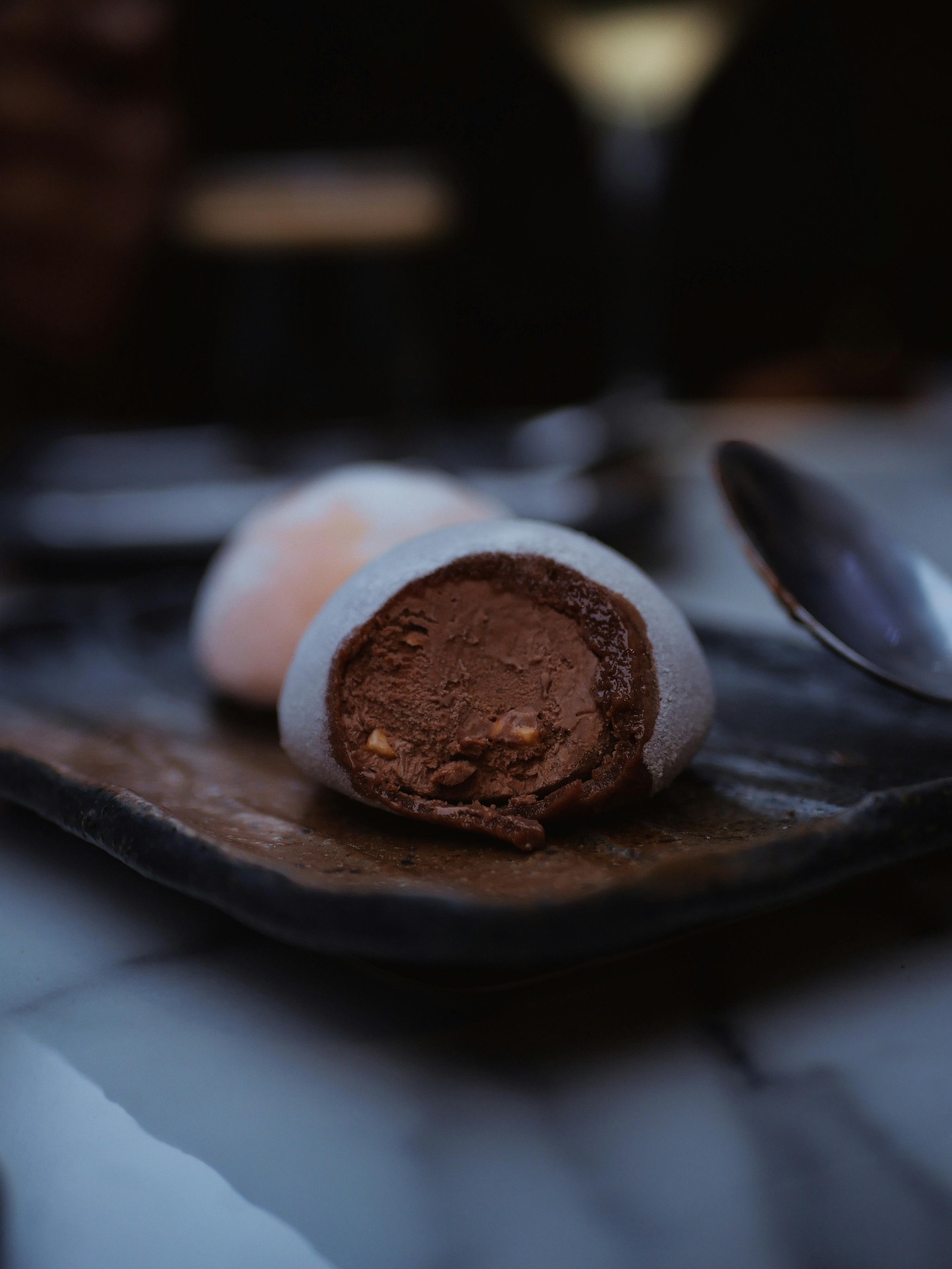 Mochi japonés relleno de trufa de chocolate