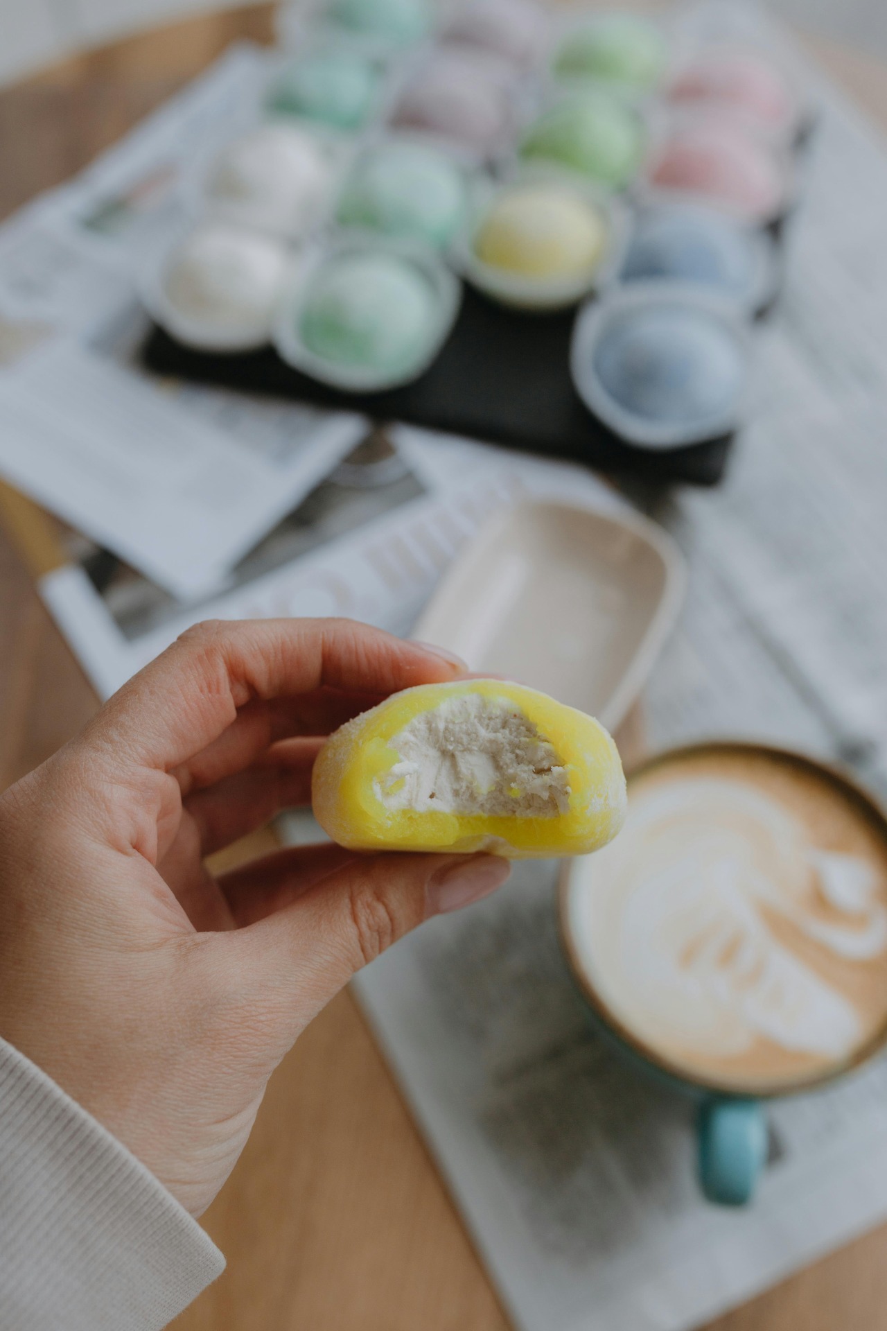 Mochi japonés relleno de crema servido con café