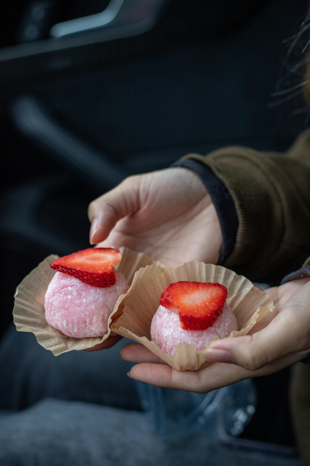 Ichigo daifuku  relleno de pasta dulce y coronado con fresa fresca