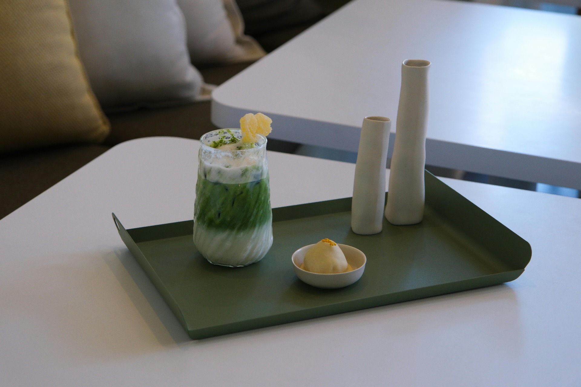 Mochi japonés artesanal acompañado de matcha latte