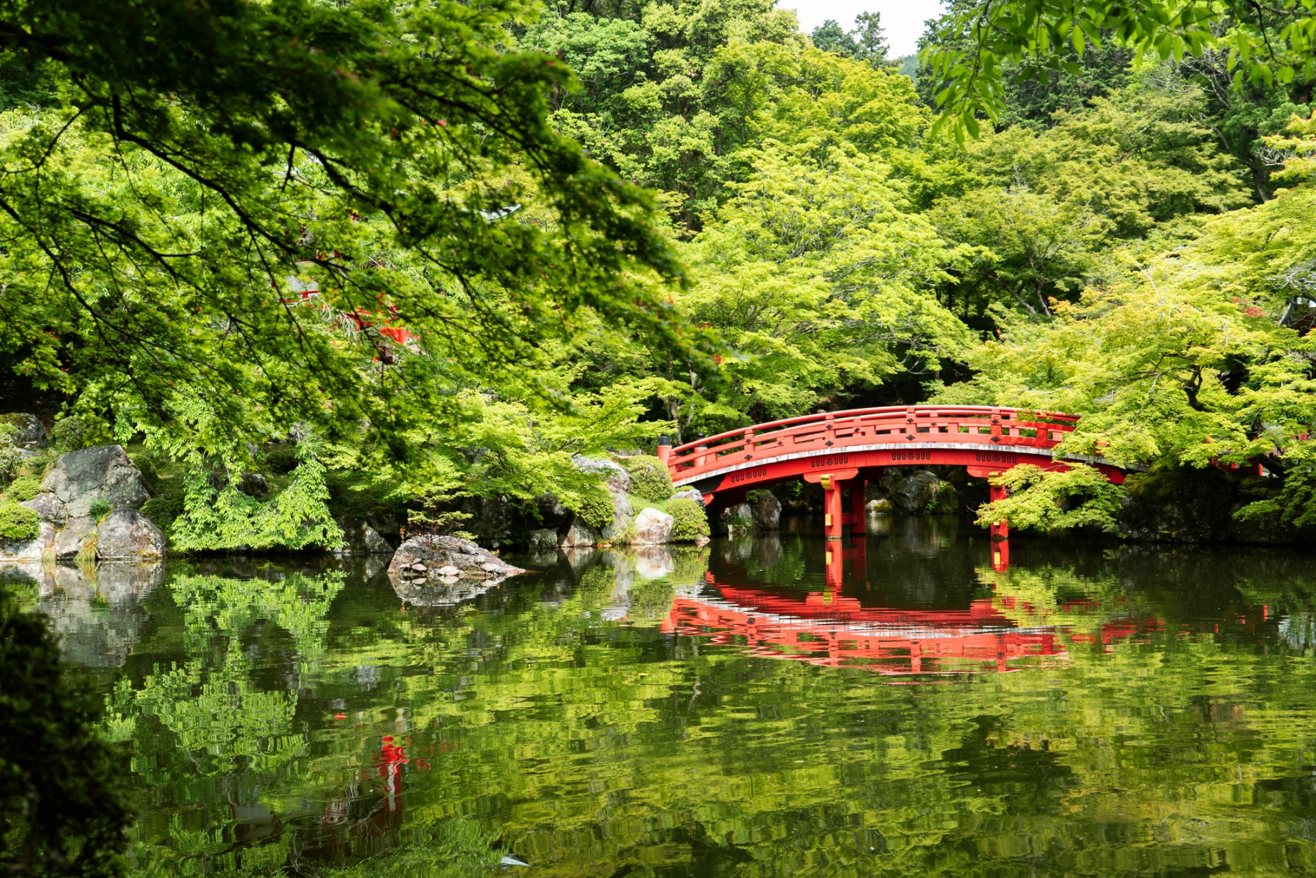 Un puente en el jardón Daigoji de Kioto