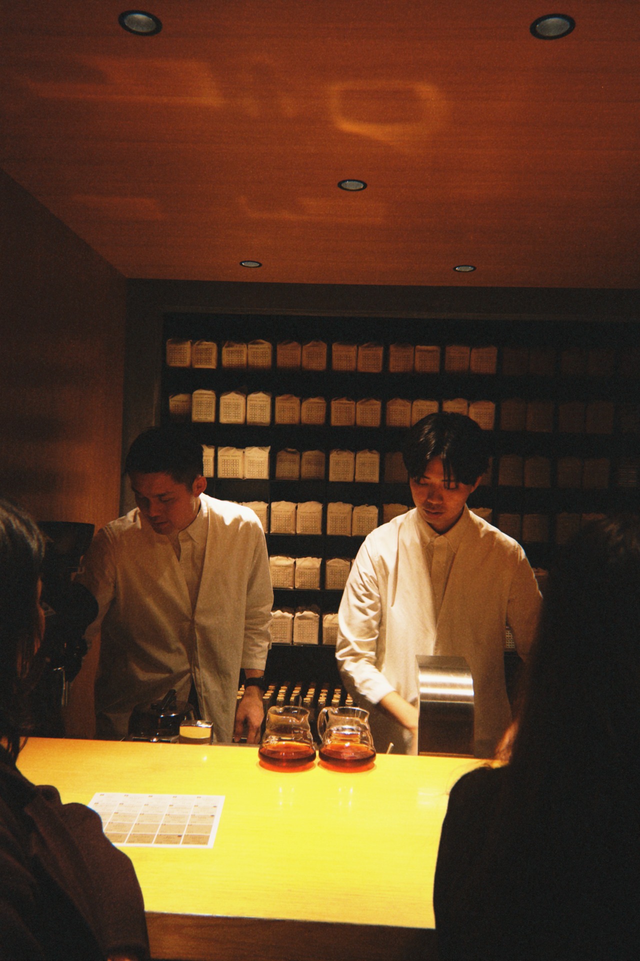 Dos baristas trabajan en Koffee Mameya