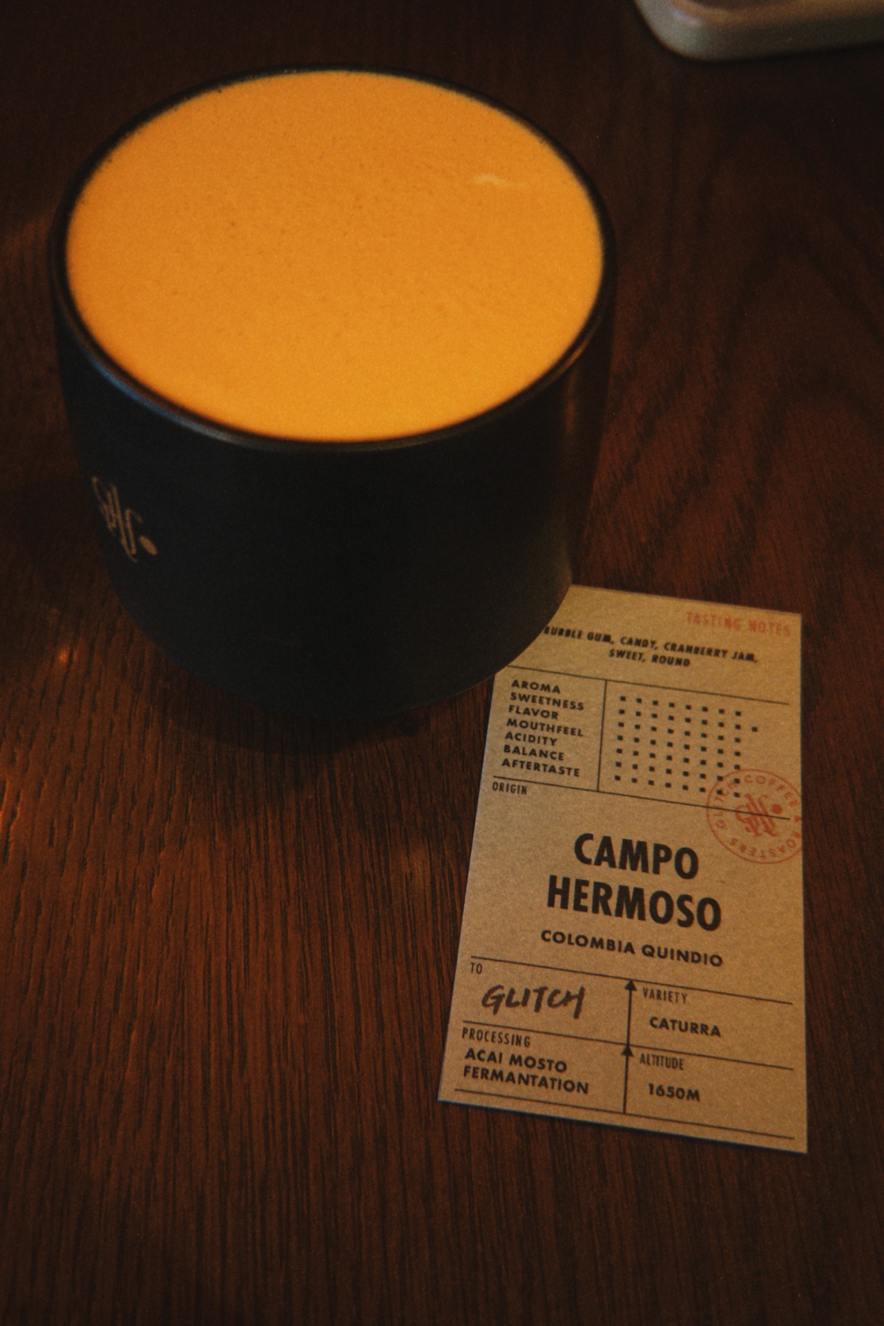 Tarjeta con notas sobre el café en Glitch Coffee & Roasters