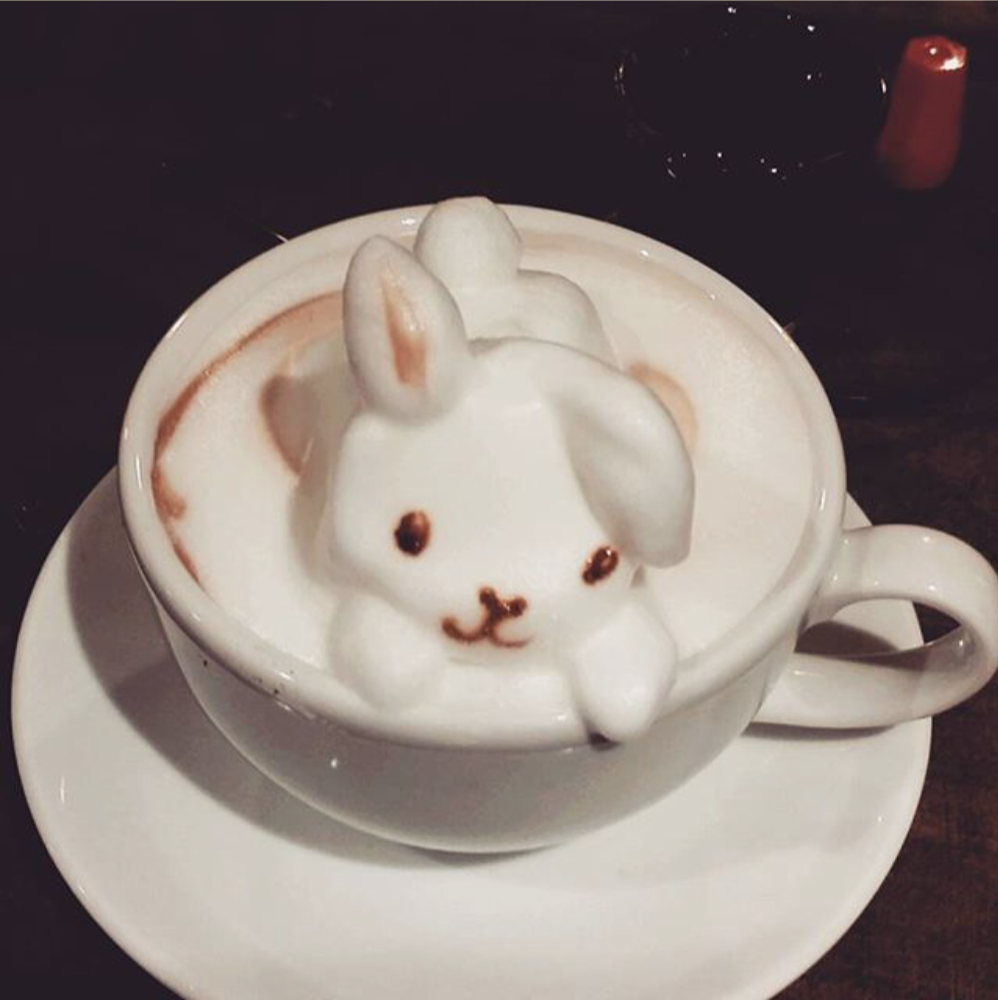 Latte art de un conejo en Cafe Reissue