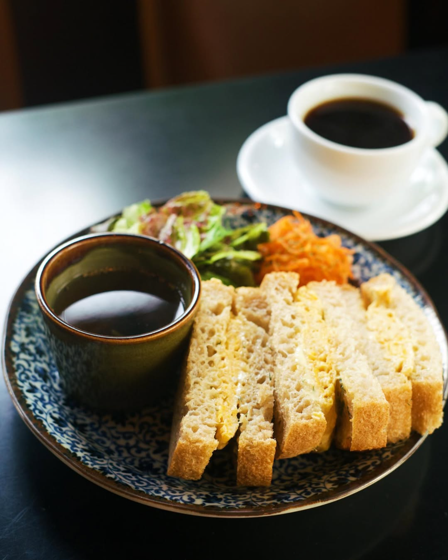 CAfé con sándwich en Kayaba Coffee