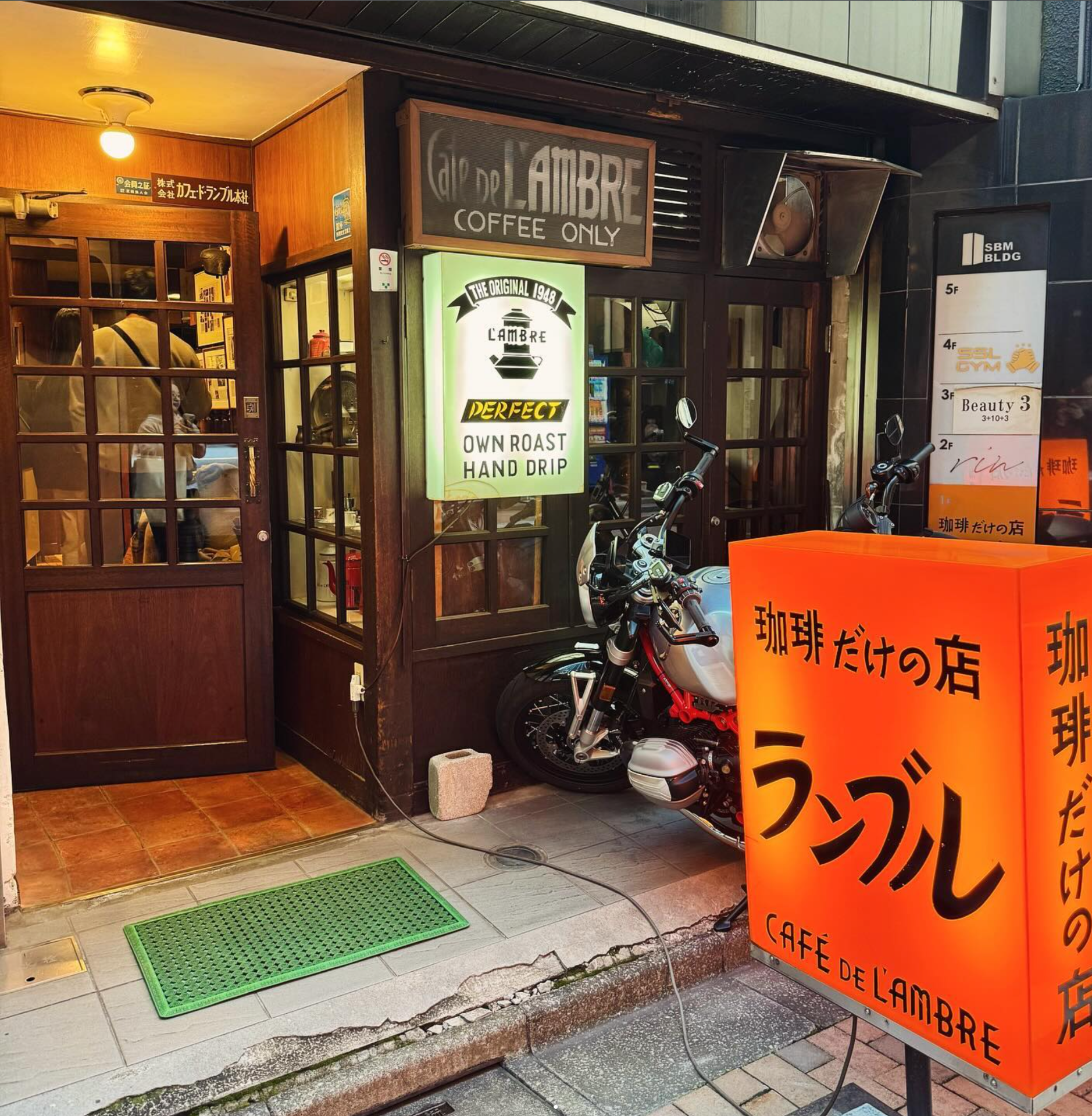 Exterior de Café de L'ambre