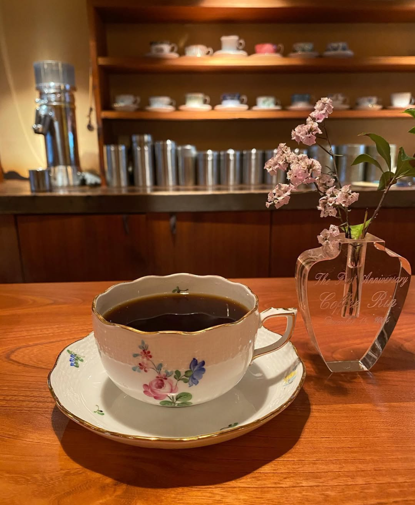 Una taza de café en Charcoal Roast Coffee RIN