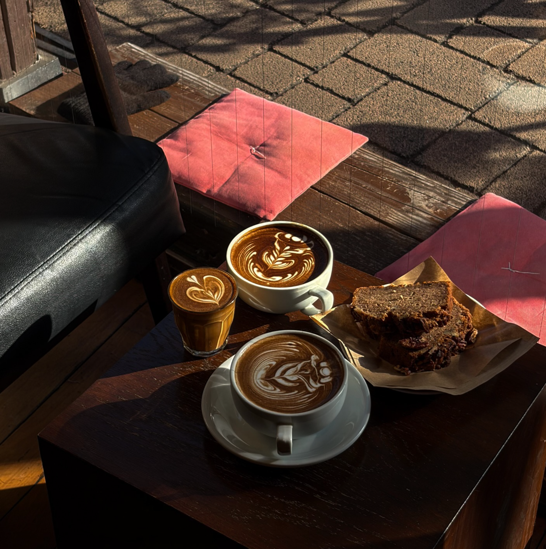 Unos cafés con latte art en Streamer Coffee Company