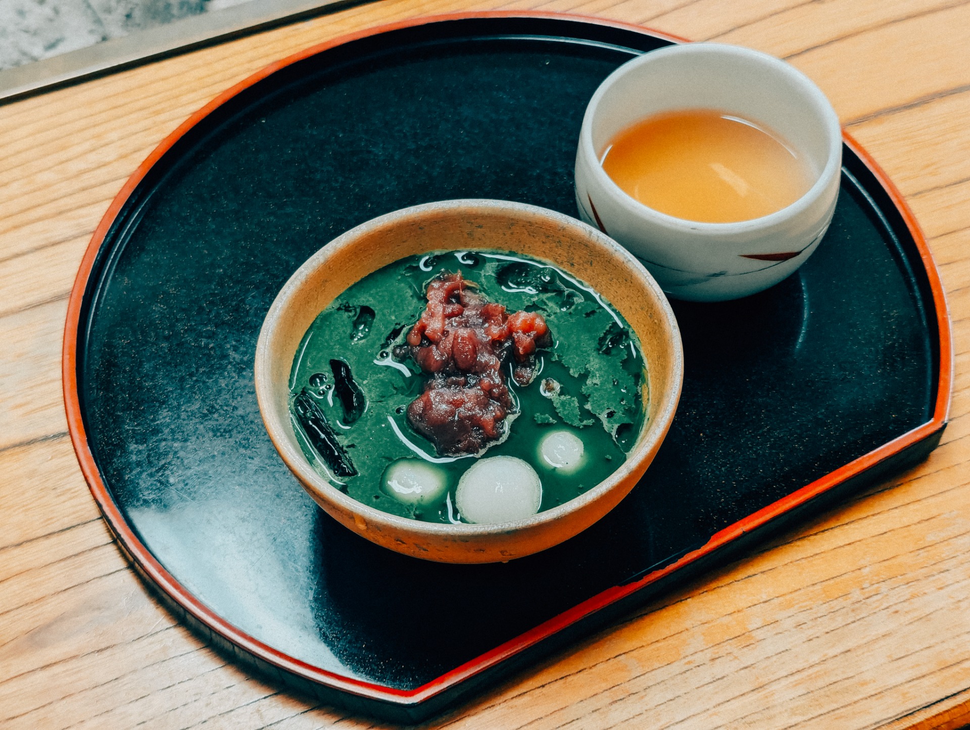 Postre tradicional japonés de té matcha con anko y shiratama mochi