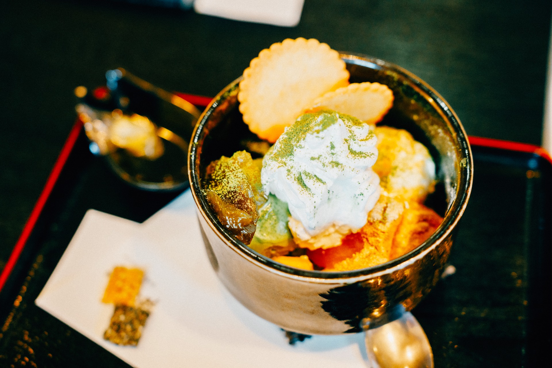 Postre con helado de matcha