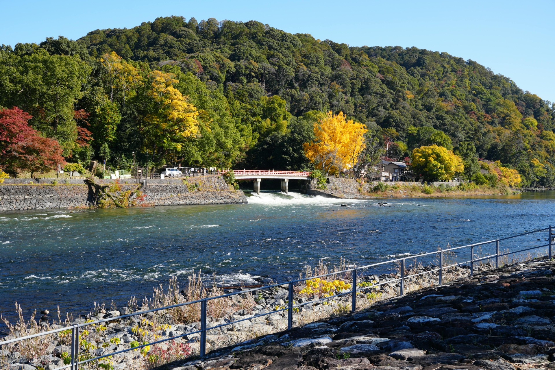 Paisaje del río Uji a principios de otoño
