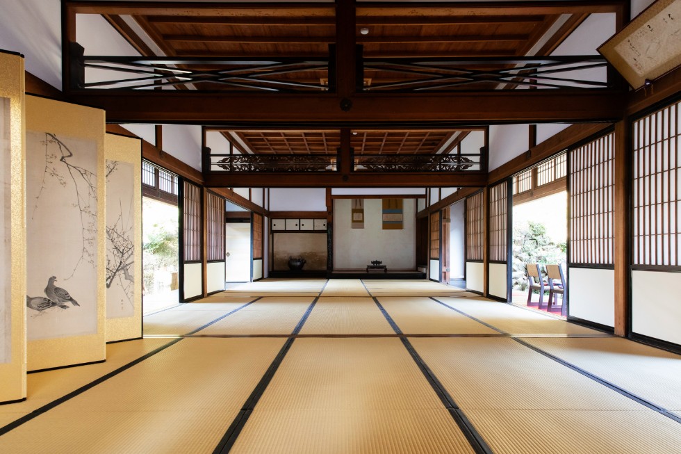 Un espacio interior dentro del recinto del templo Kosho-ji