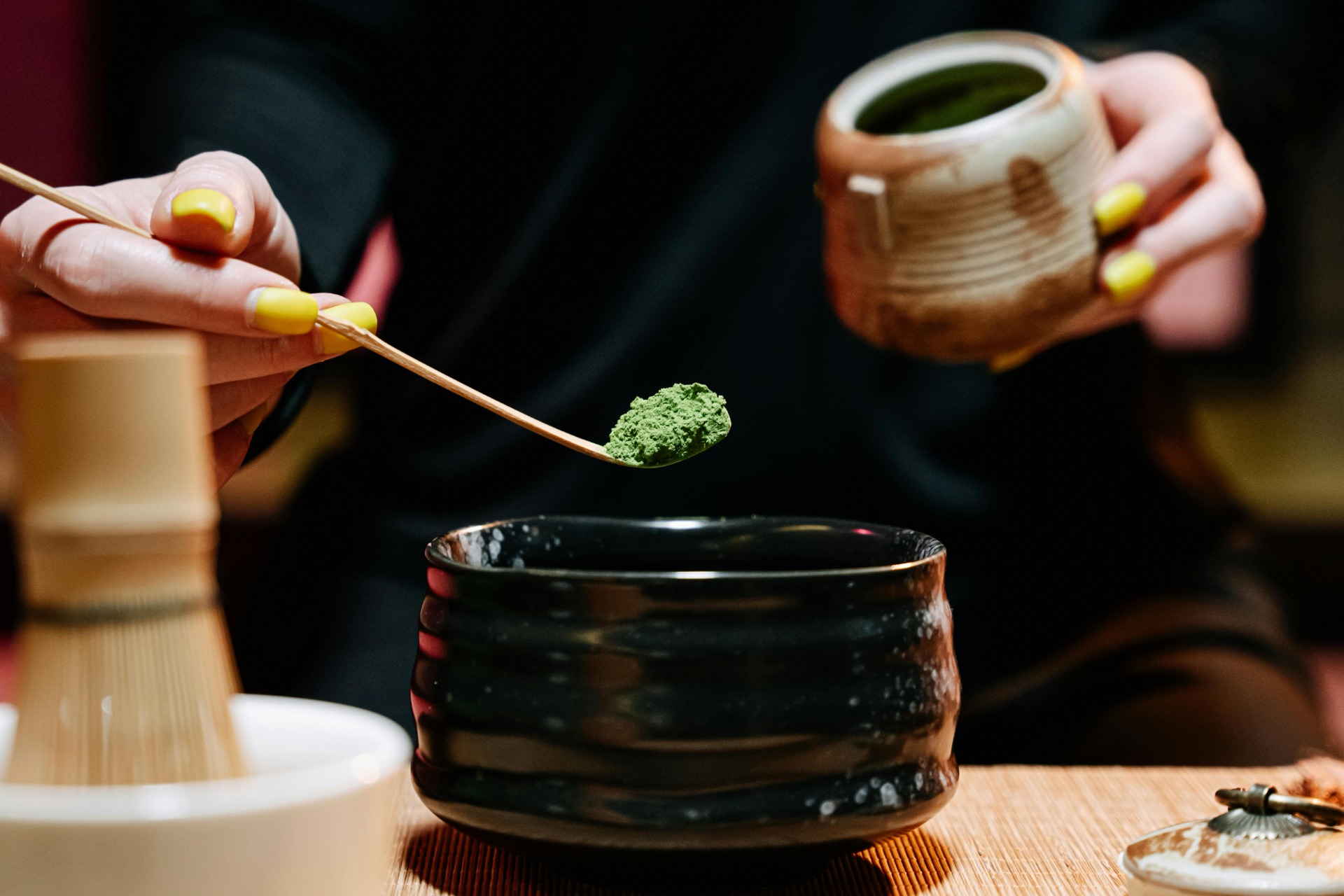 Instante durante la preparación del te matcha