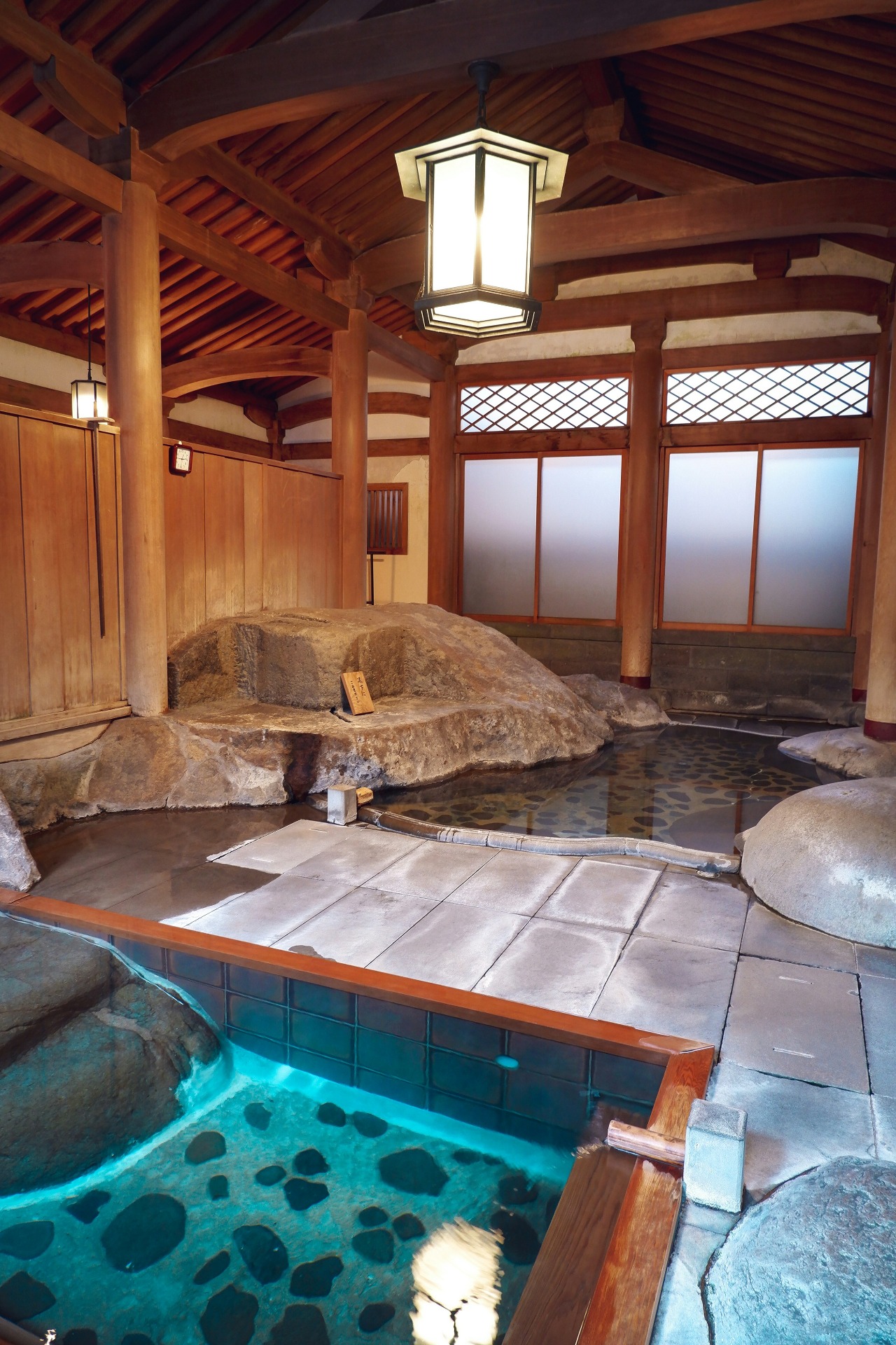 Baño termal tradicional japonés (onsen)