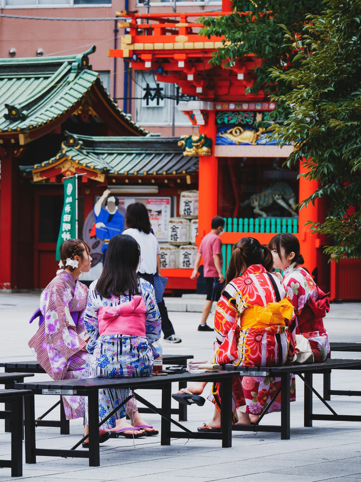 Mujeres visten de kimono en el santuario Kanda