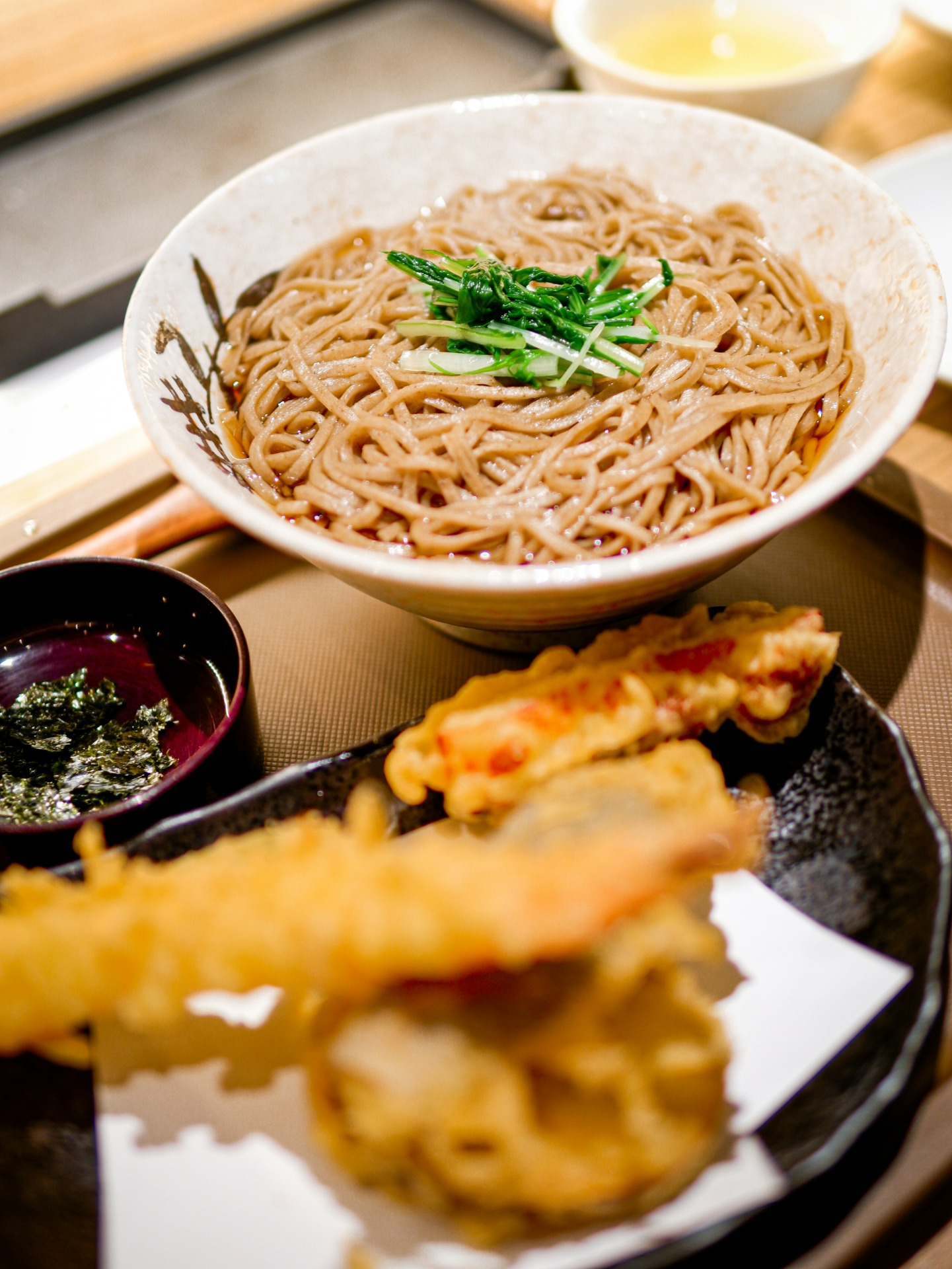 Fideos soba acompañados de tempura crujiente