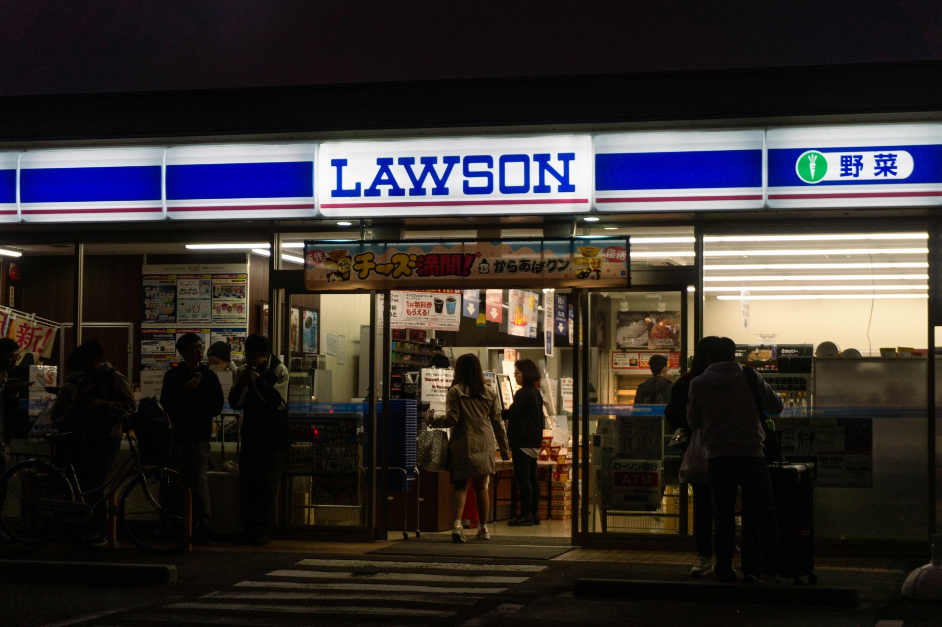 Una tienda de conveniencia Lawson abierto por la noche