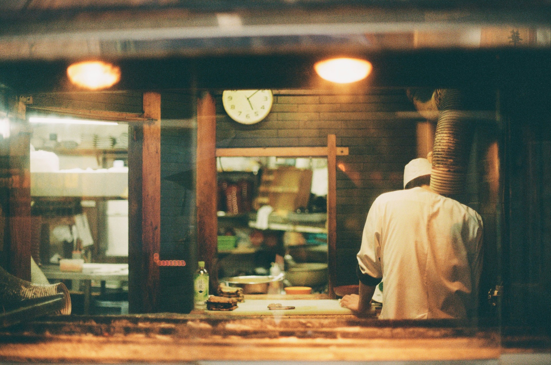 Interior de un restaurante japonés con un reloj