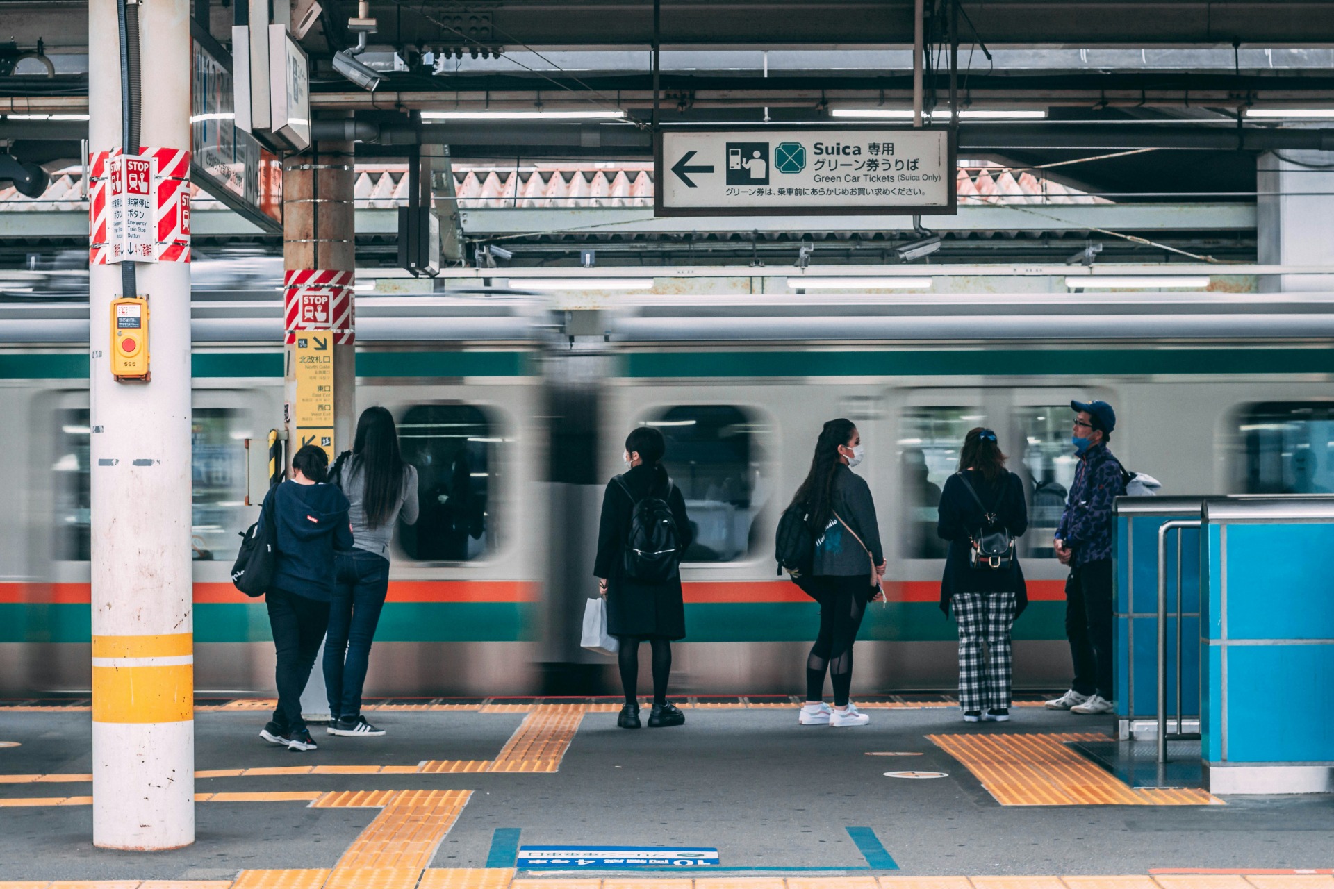 Viajeros esperando en el andén de una estación JR en Japón