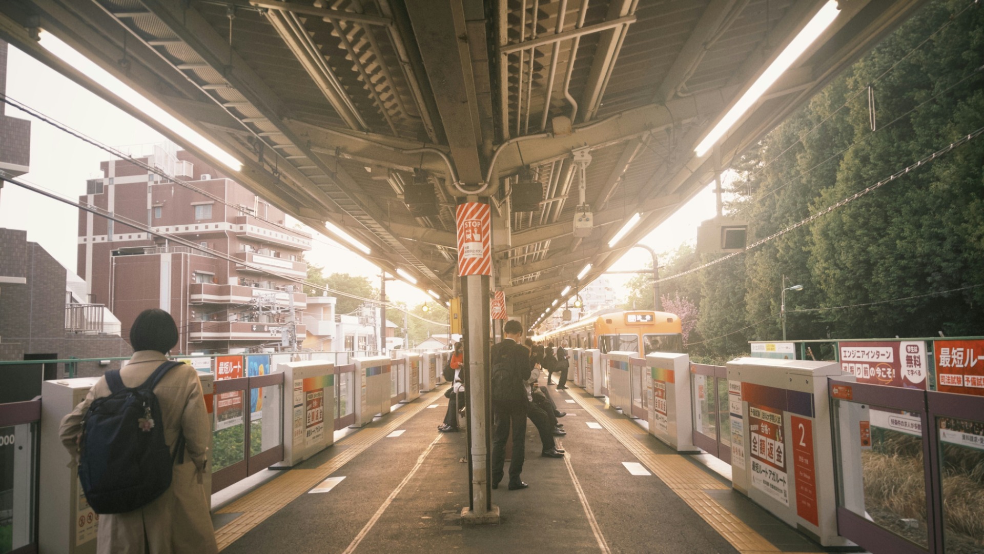 Andén de una estación de tren urbana en Tokio