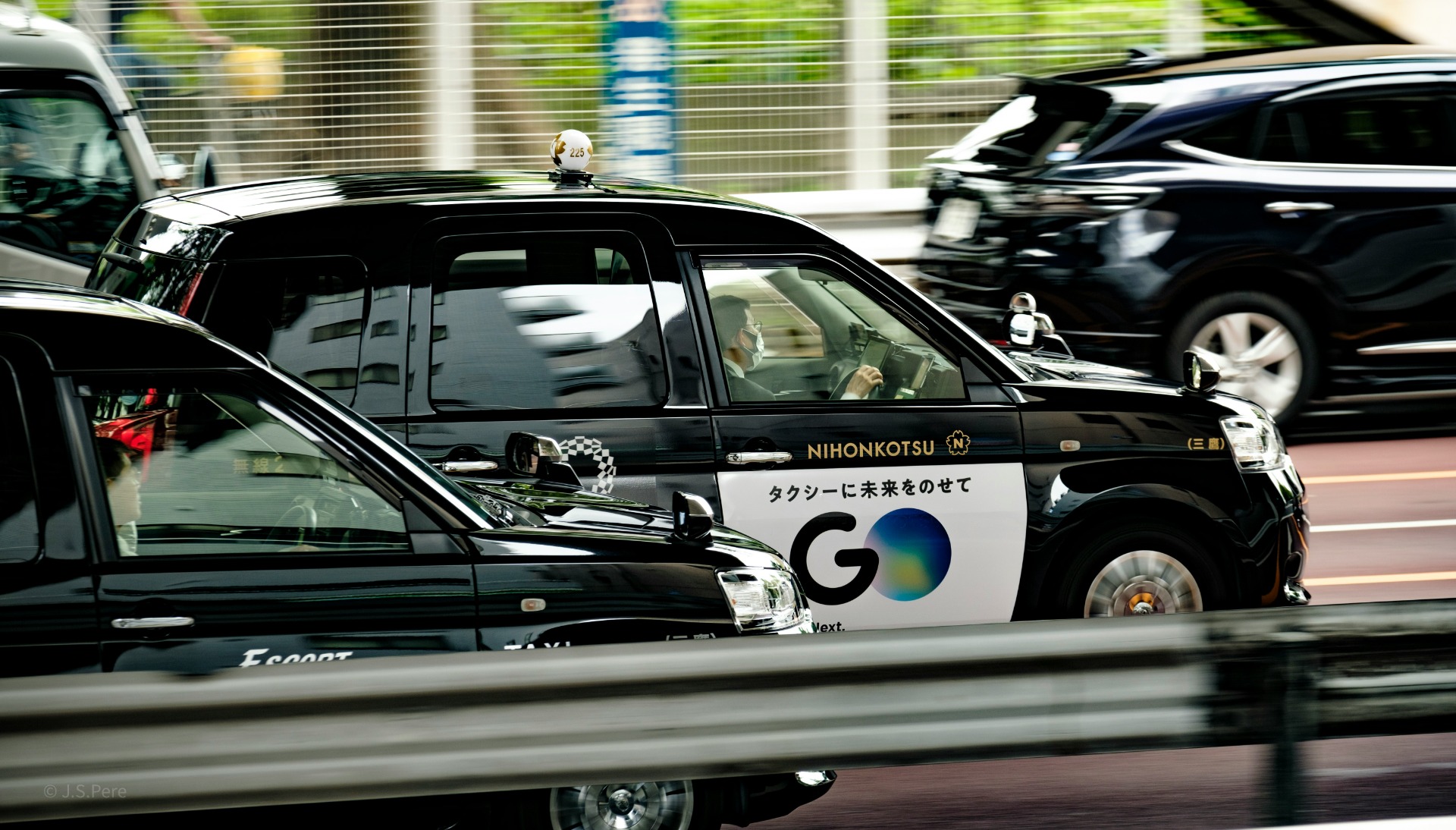 Taxi negro japonés con el logo de la app GO