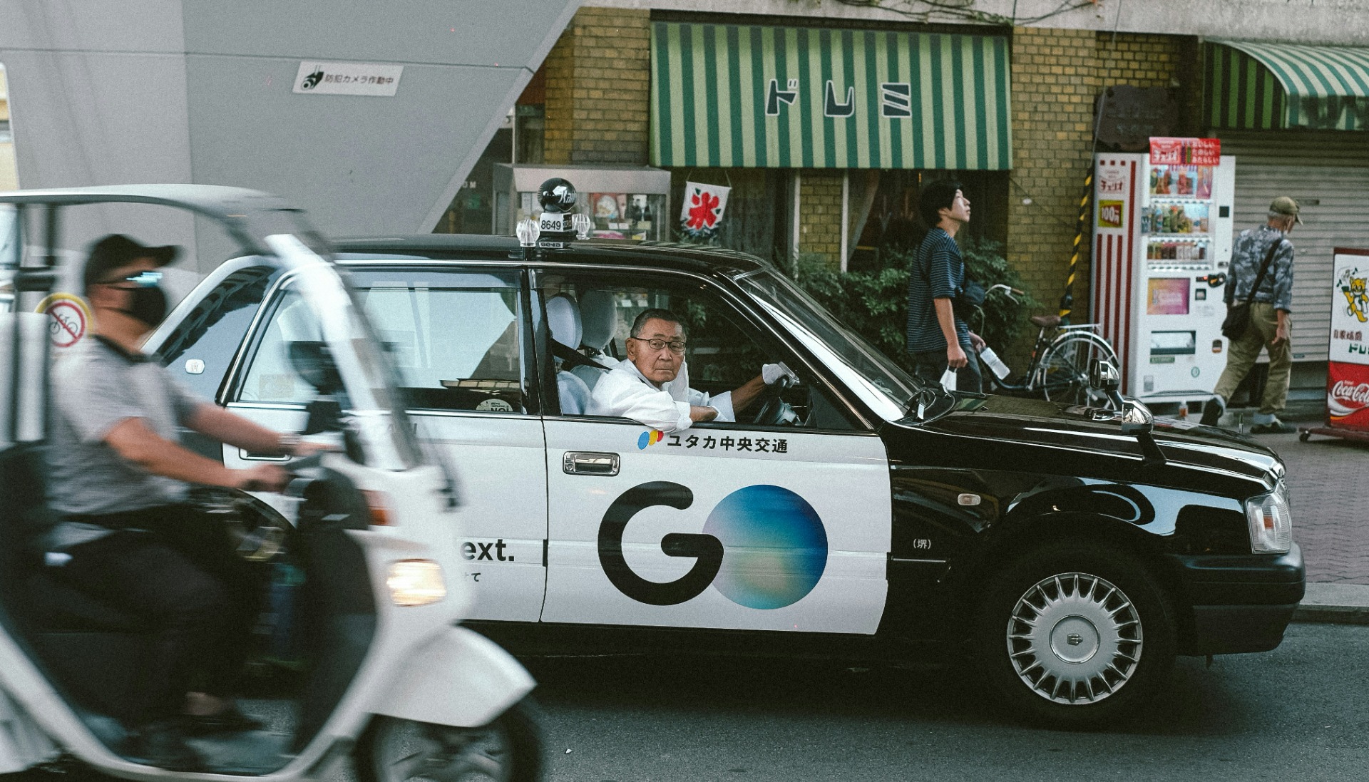 Taxi negro japonés con el logo de la app GO