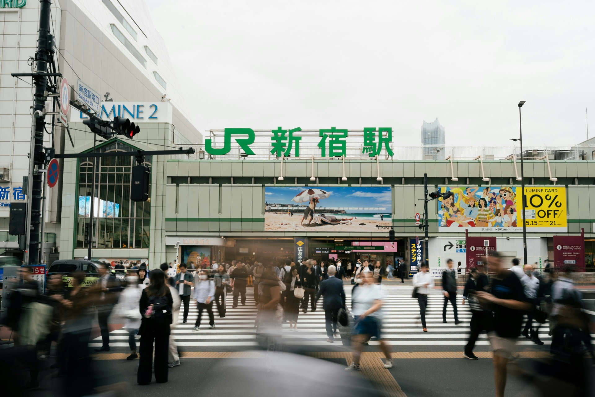 Entrada principal de la estación de Shinjuku en Tokio con el logo de JR