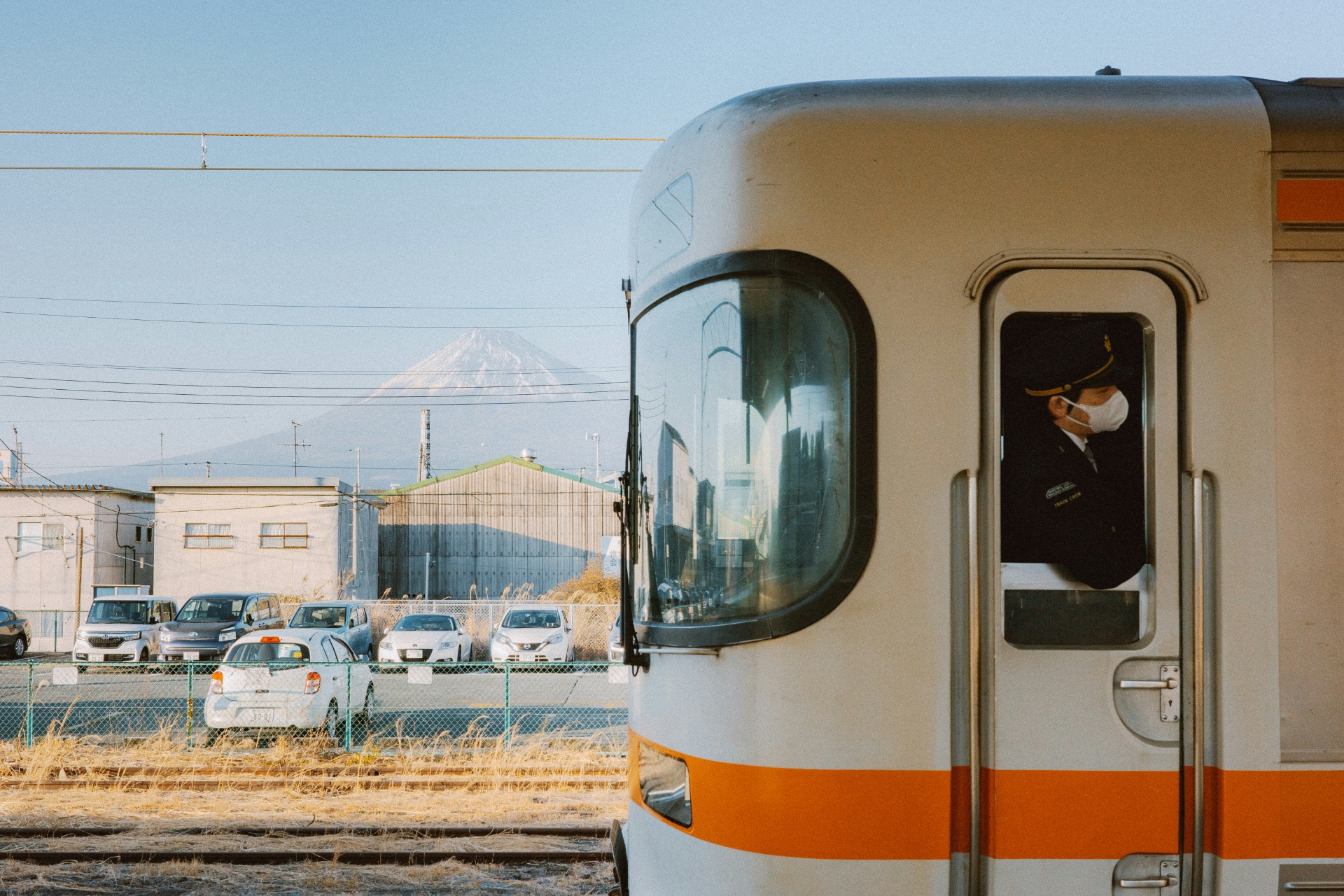 Operario de tren con el Fuji de fondo