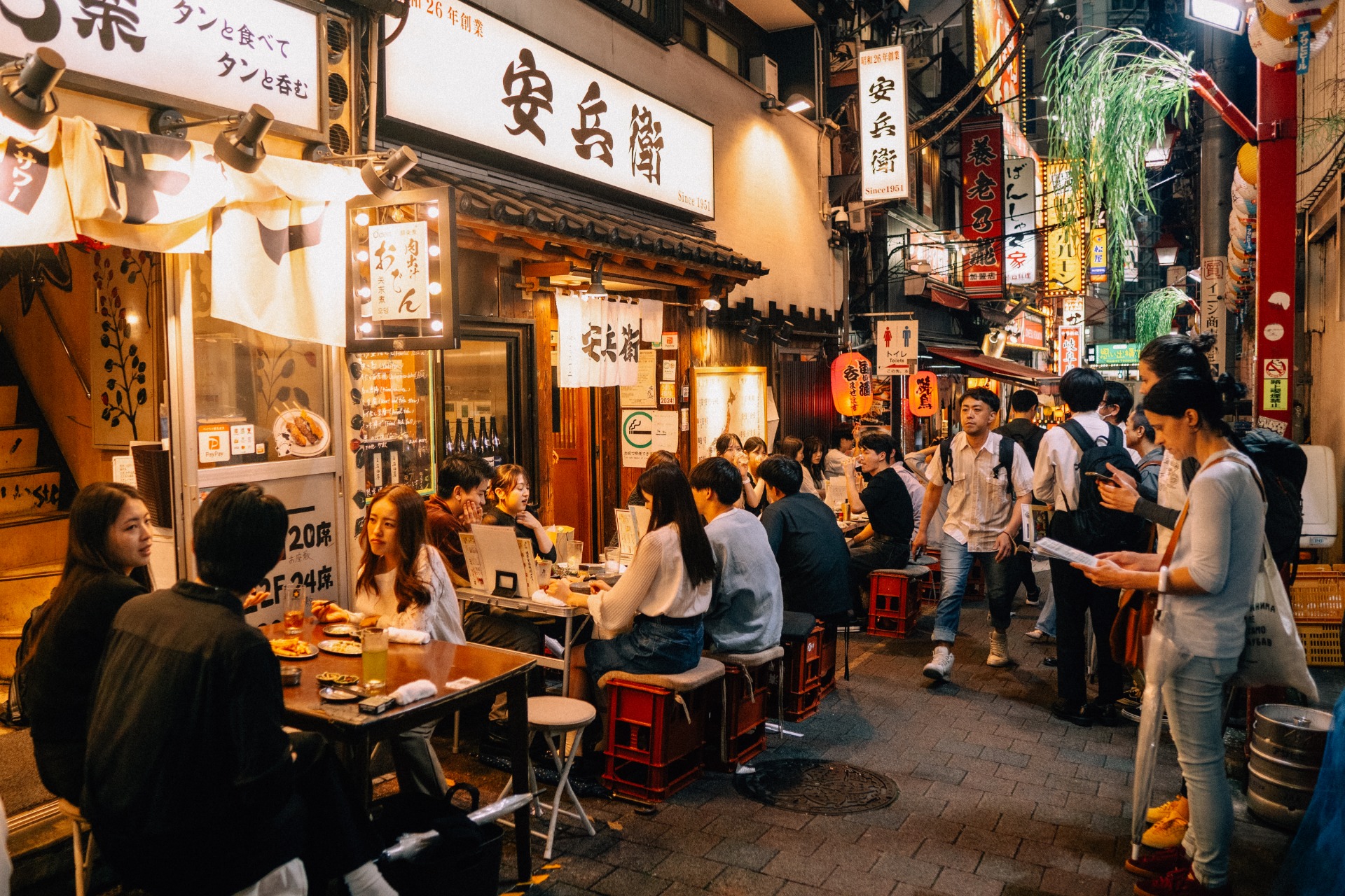 Una calle animada llena de restaurantes