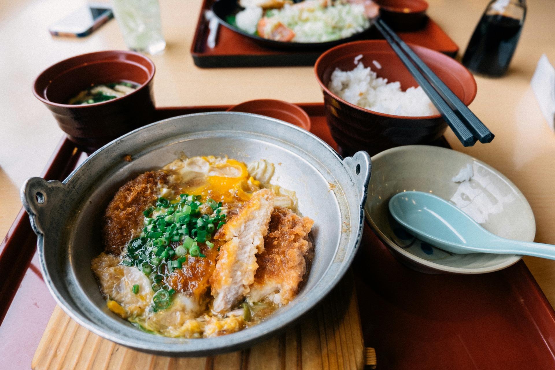 Katsudon en cazuela con huevo, cebolleta y sopa de miso