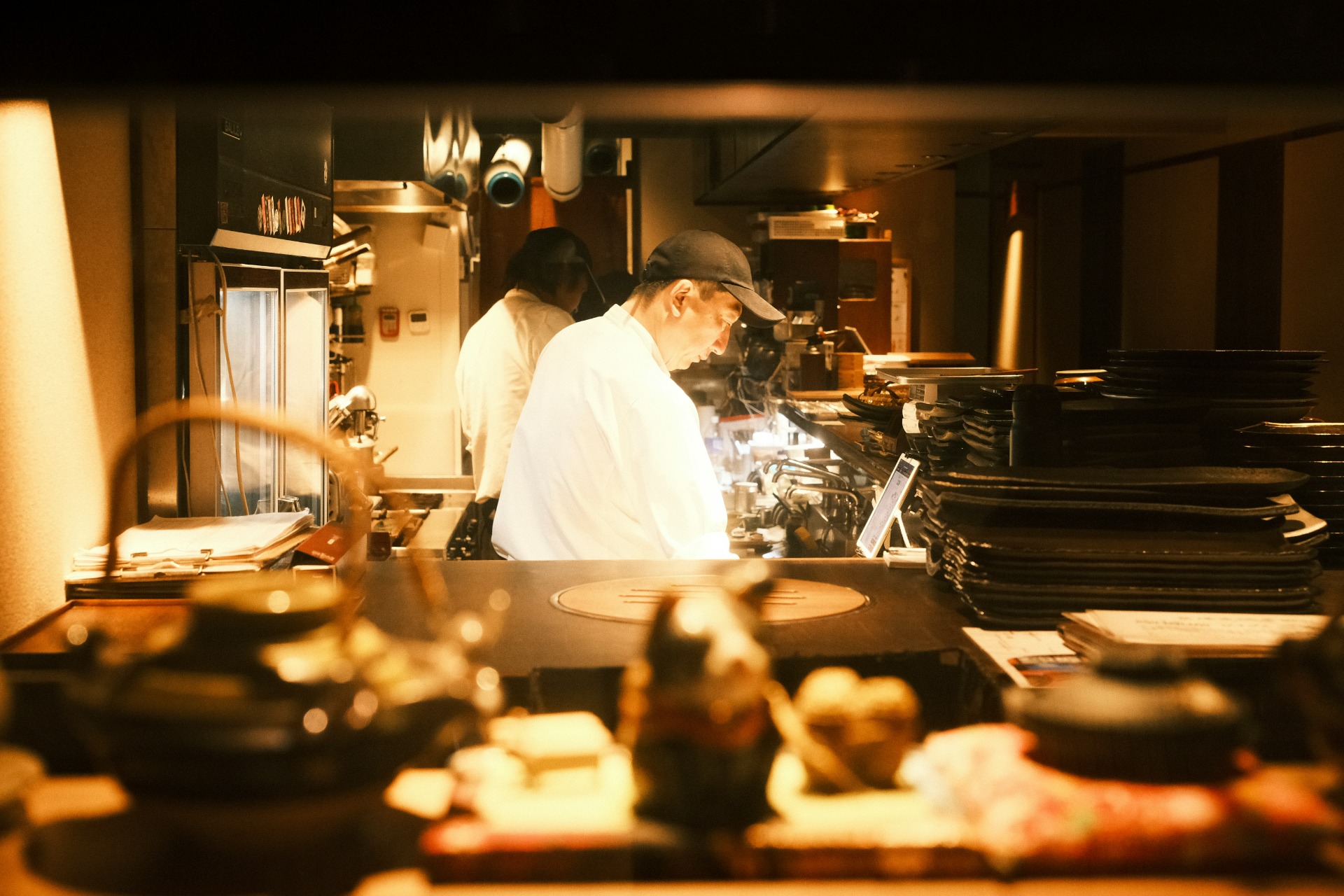 Chef trabajando en la cocina de un restaurante japonés