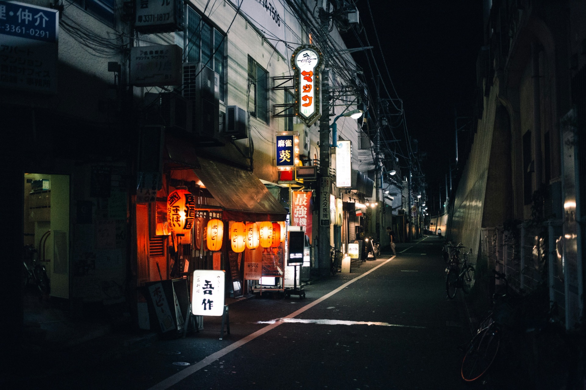 Izakaya con farolillos rojos