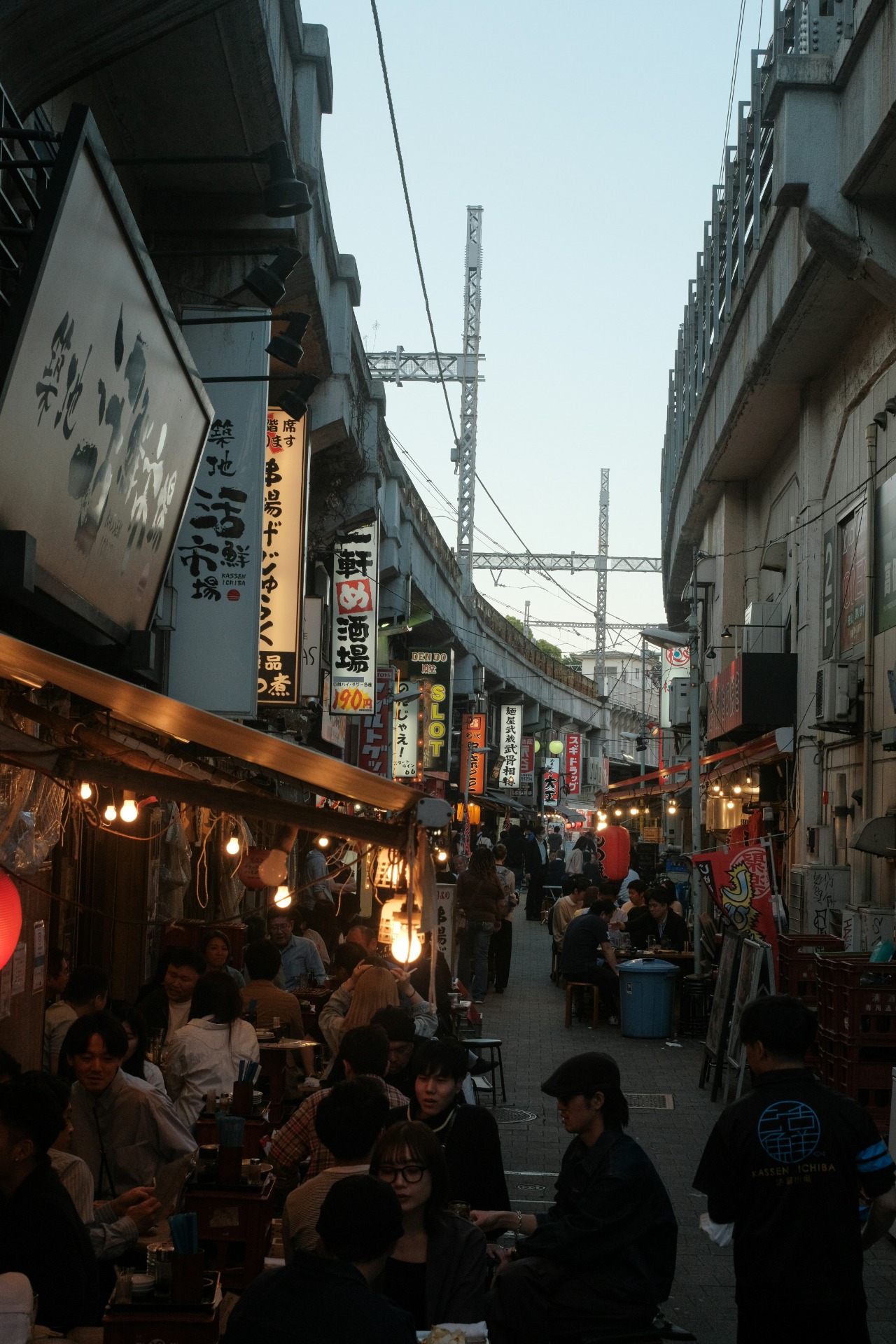 Callejón de izakayas bajo las vías del tren