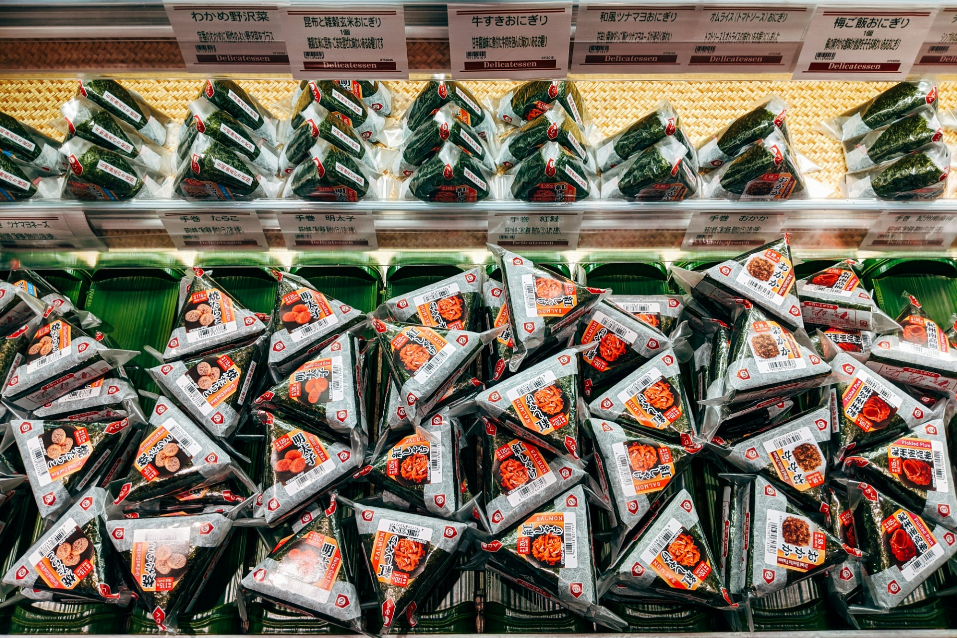 Estante de onigiri variados
