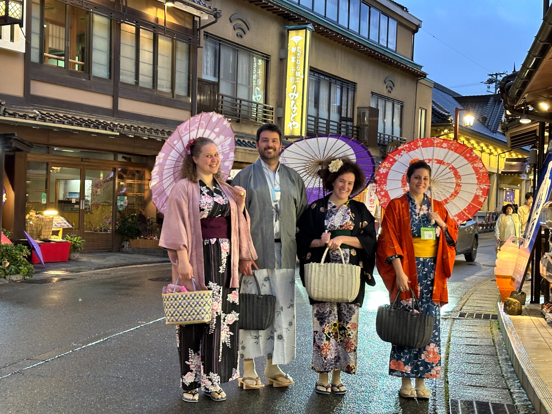 Parte del equipo Japonal en las calles de Kinosaki Onsen