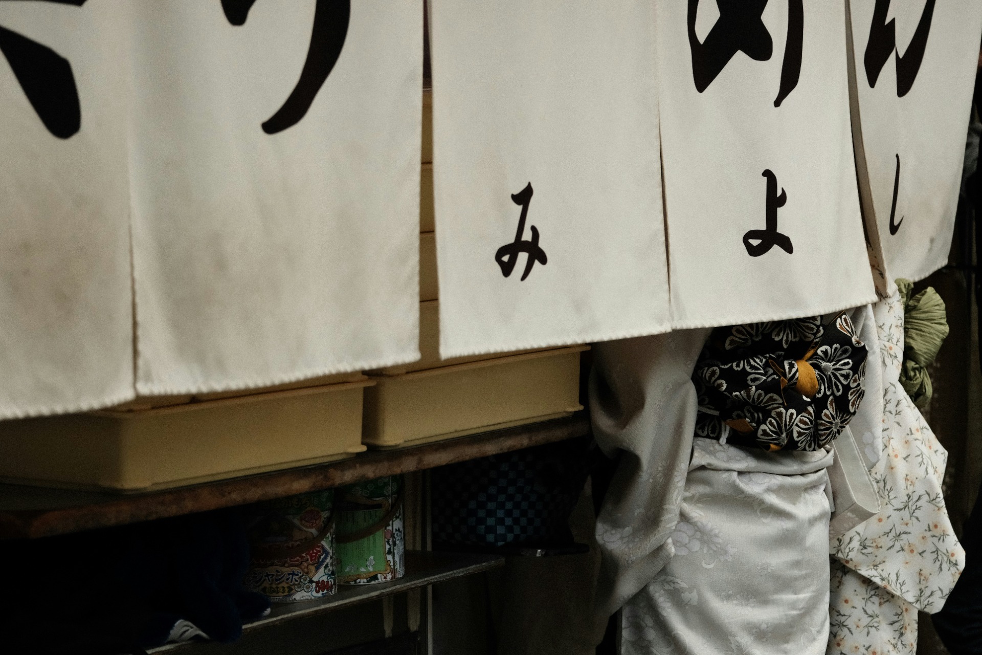 Dos personas visten kimono en Japón