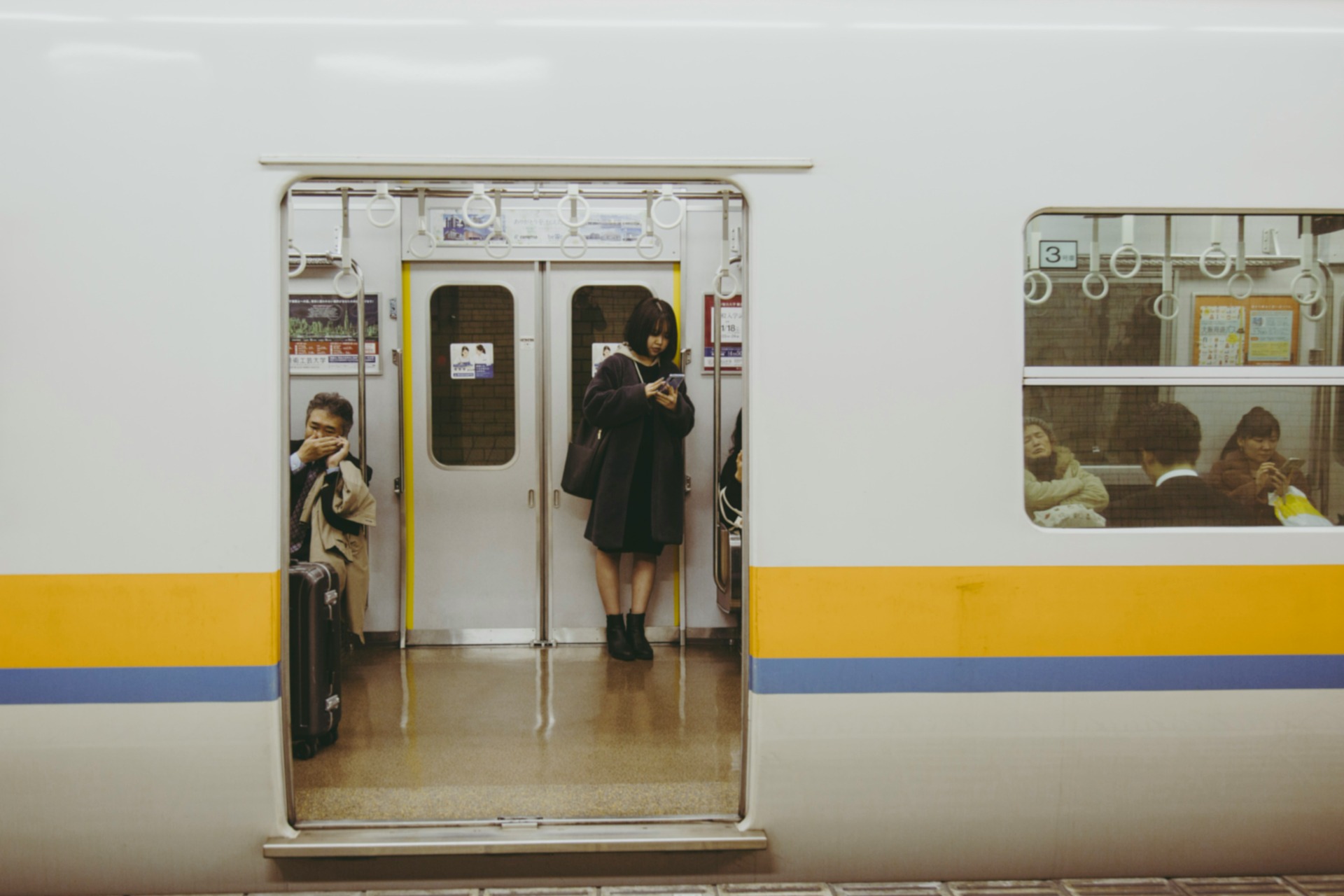 Una mujer consulta el teléfono en el tren