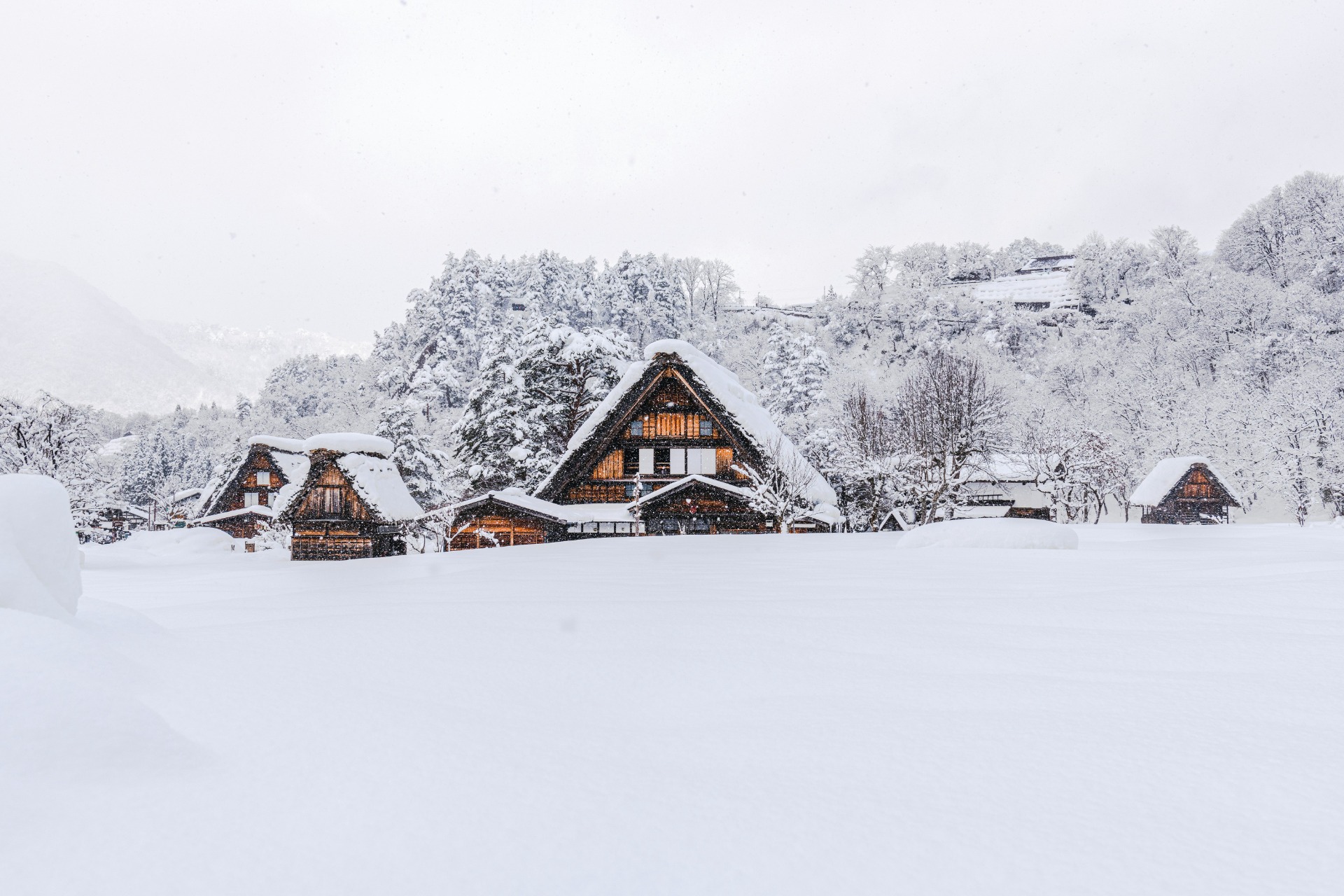 Vista de la aldea de Shirakawago nevada