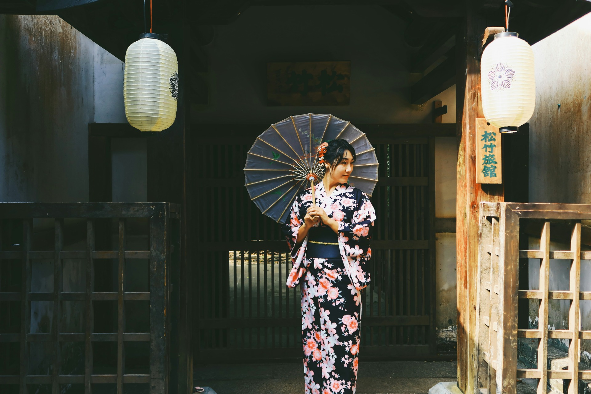 Una mujer posa con un traje tradicional japonés