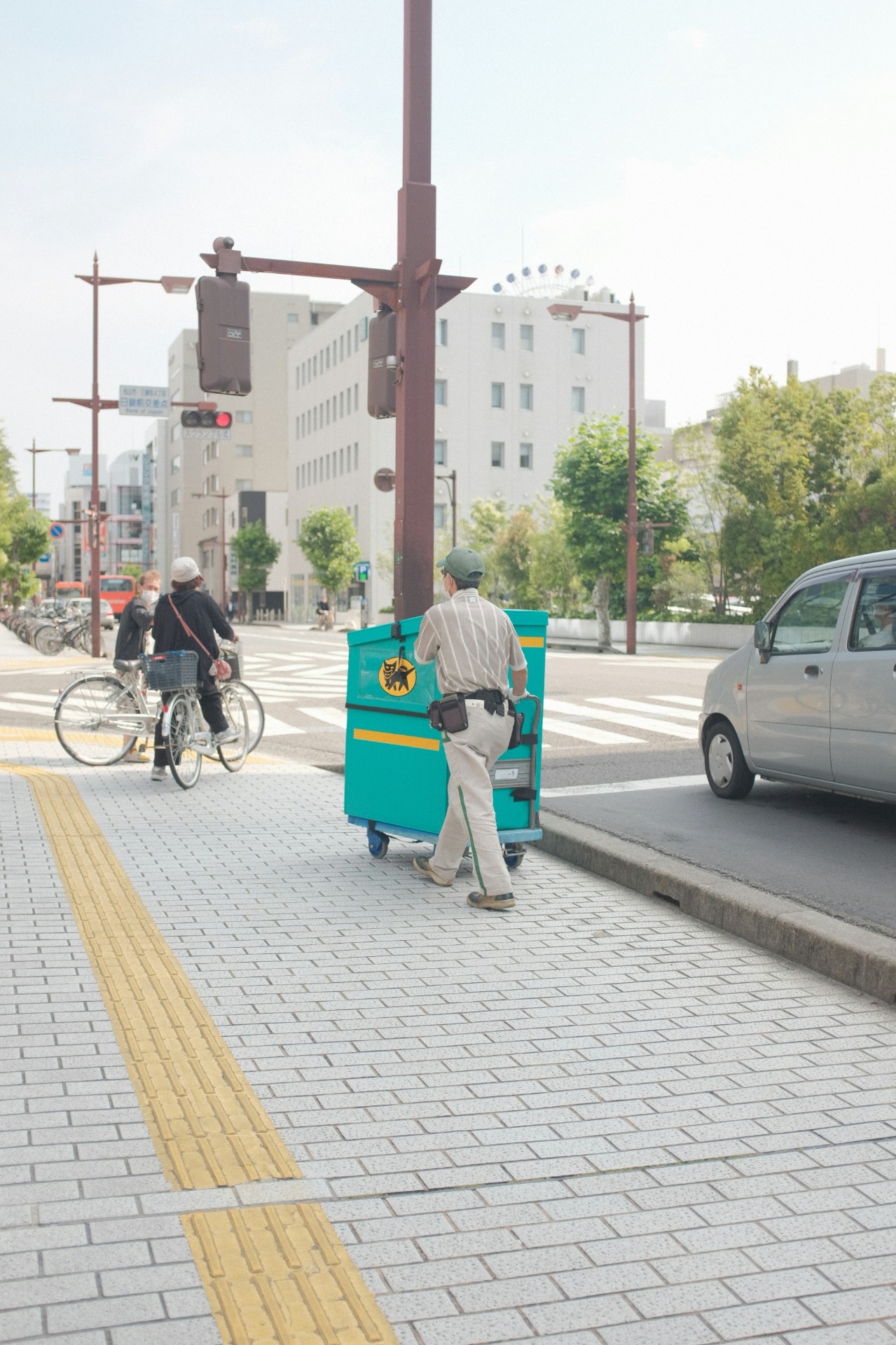 Un trabajador del servicio takkyubin