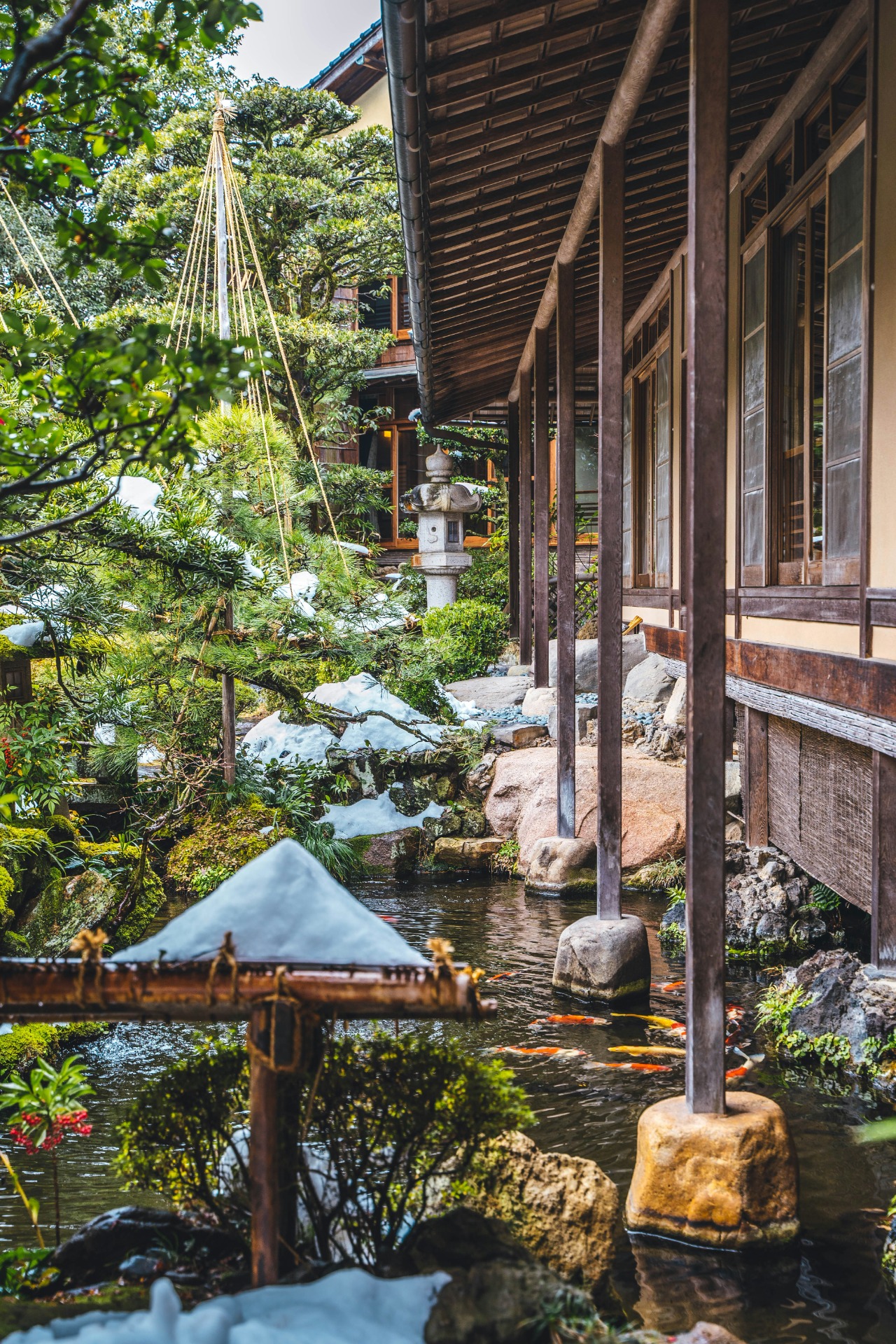 Jardín con restos de nieve en Japón
