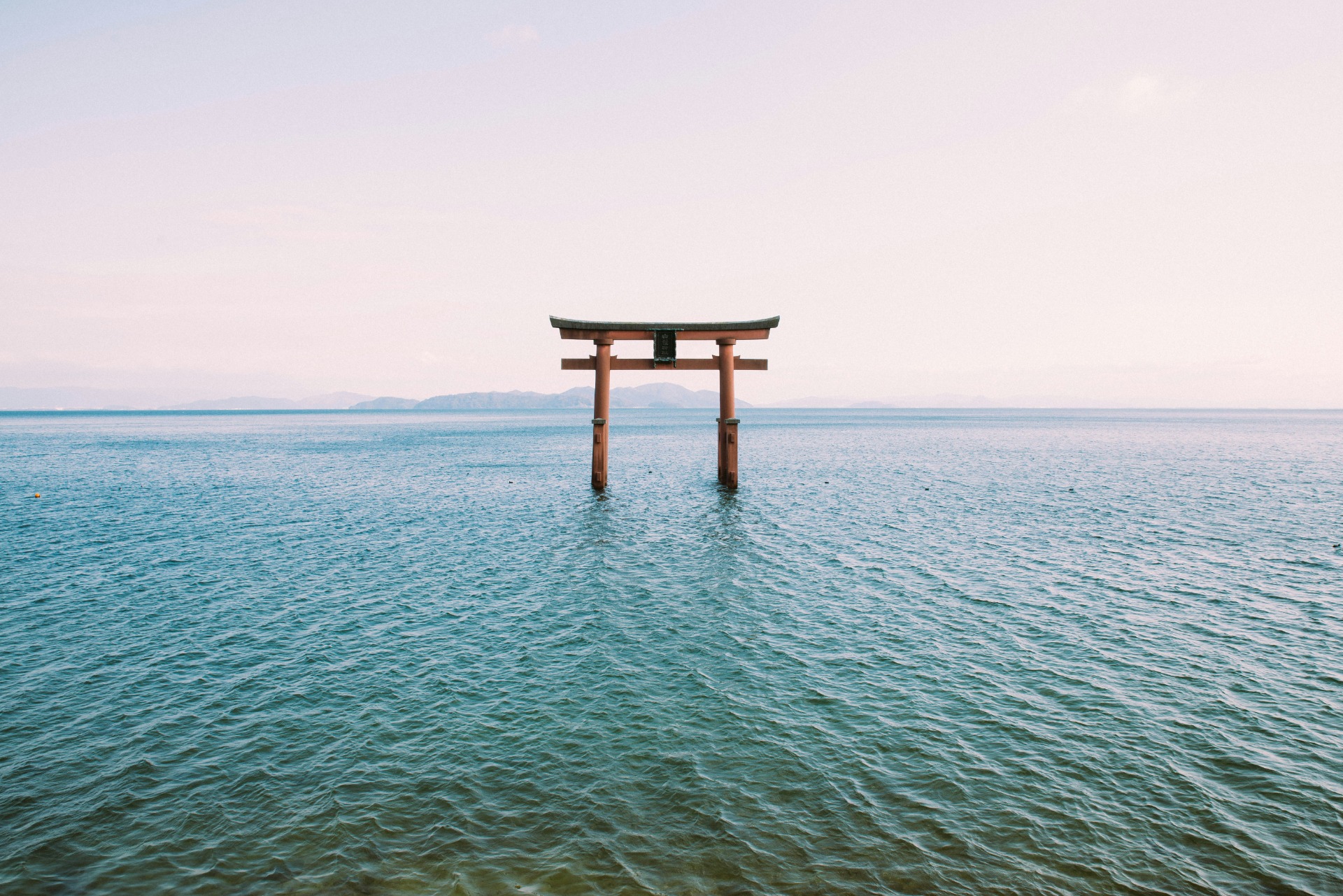 Torii en el lago Biwa